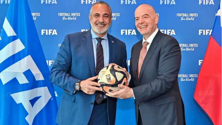 Pablo Milad, en nombre de la Federación de Chile, respalda a Gianni Infantino.