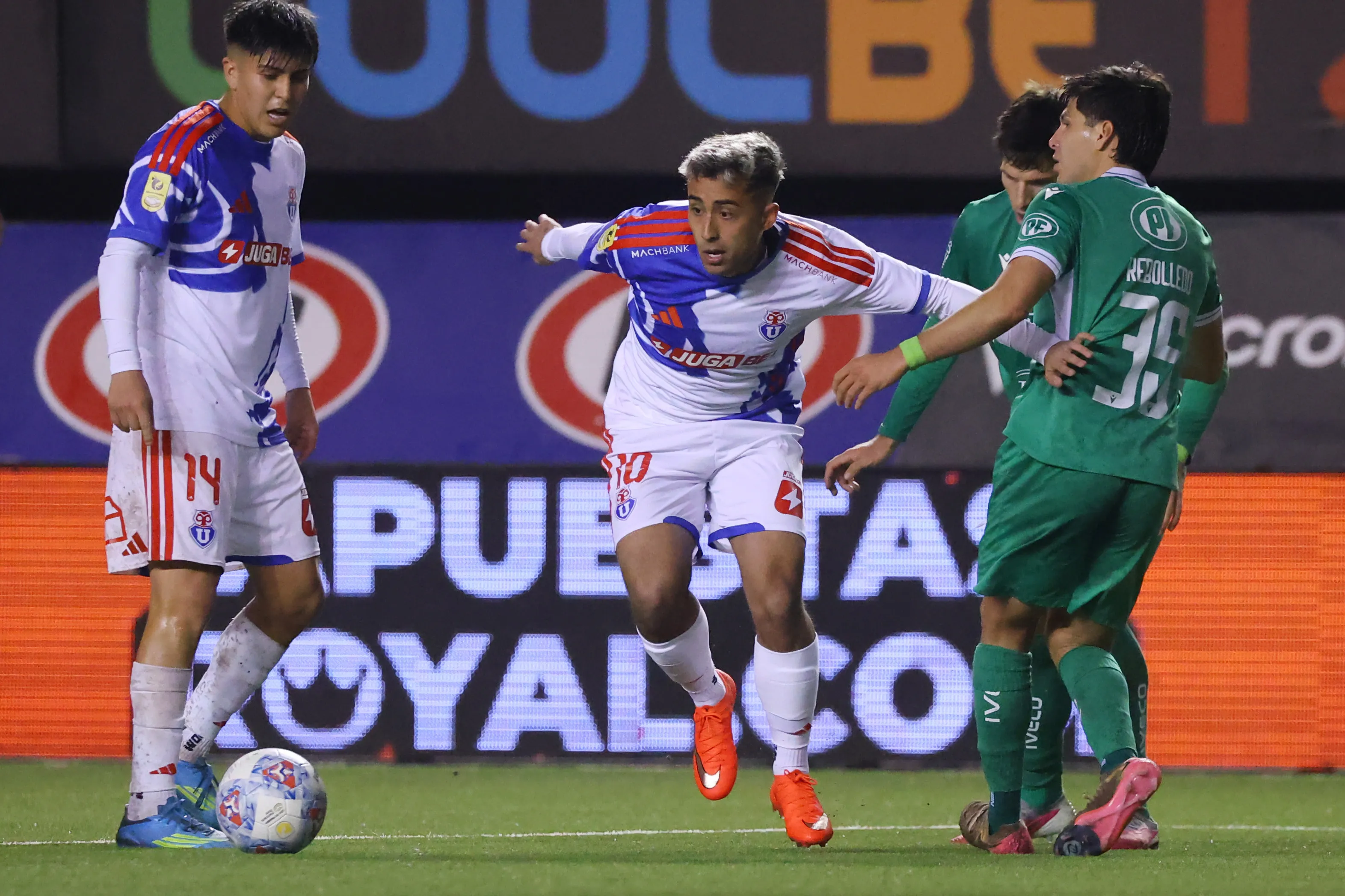 Lucas Assadi en acción ante Audax Italiano. (Jonnathan Oyarzun/Photosport).