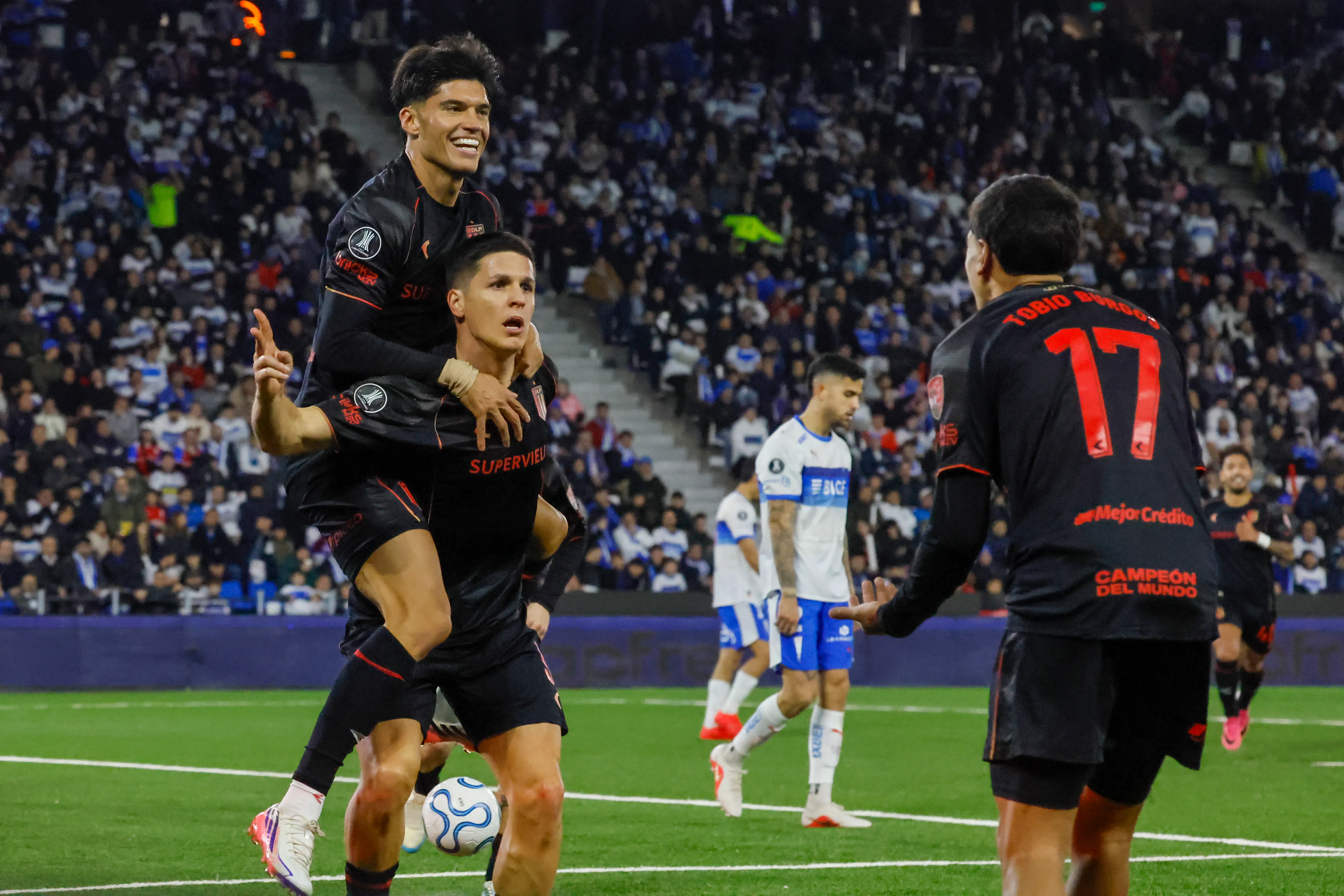 Carrillo celebra con Correa en los hombros, las figuras de Estudiantes. Foto: Andres Pina/Photosport