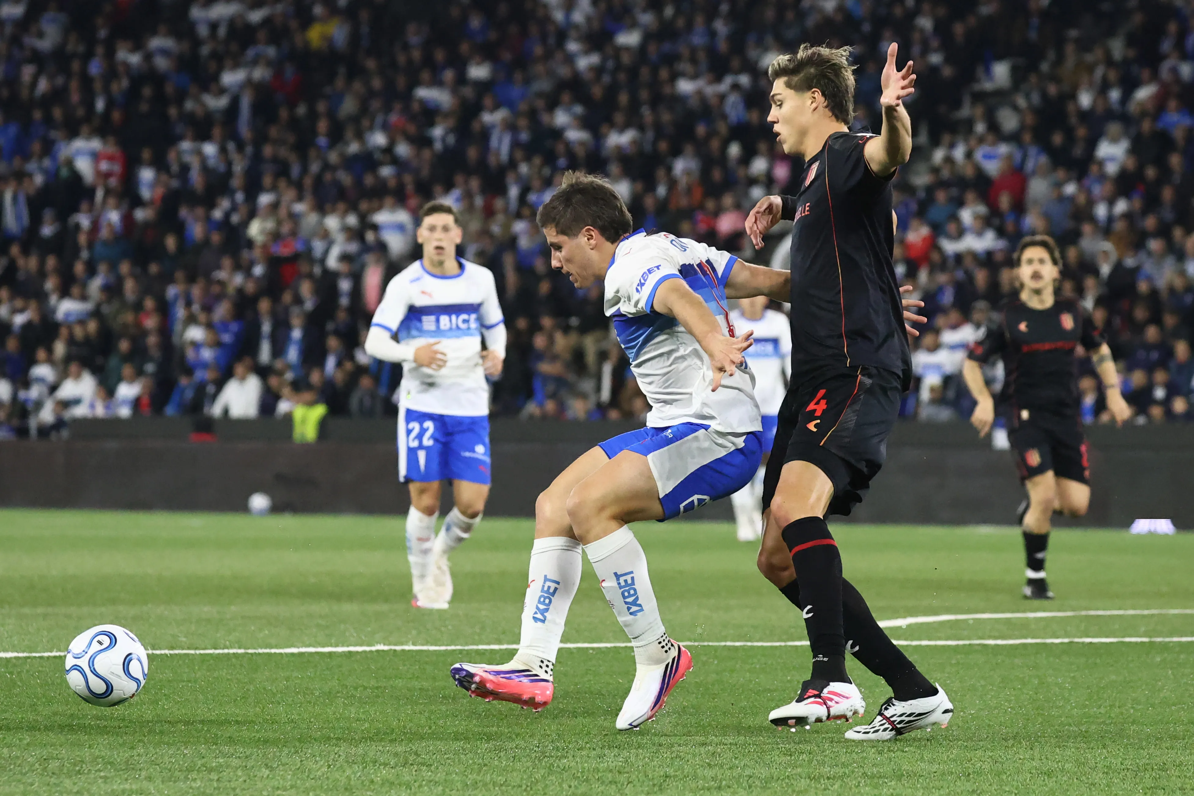 Clemente Montes aguanta la marca de Tomás Palacios de Estudiantes. (Dragomir Yankovic/Photosport).
