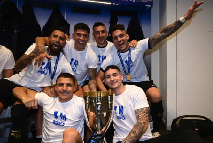 Arturo Vidal y Alexis Sánchez fueron compañeros del Tucu Correa en el Inter de Milán. (Getty Images).