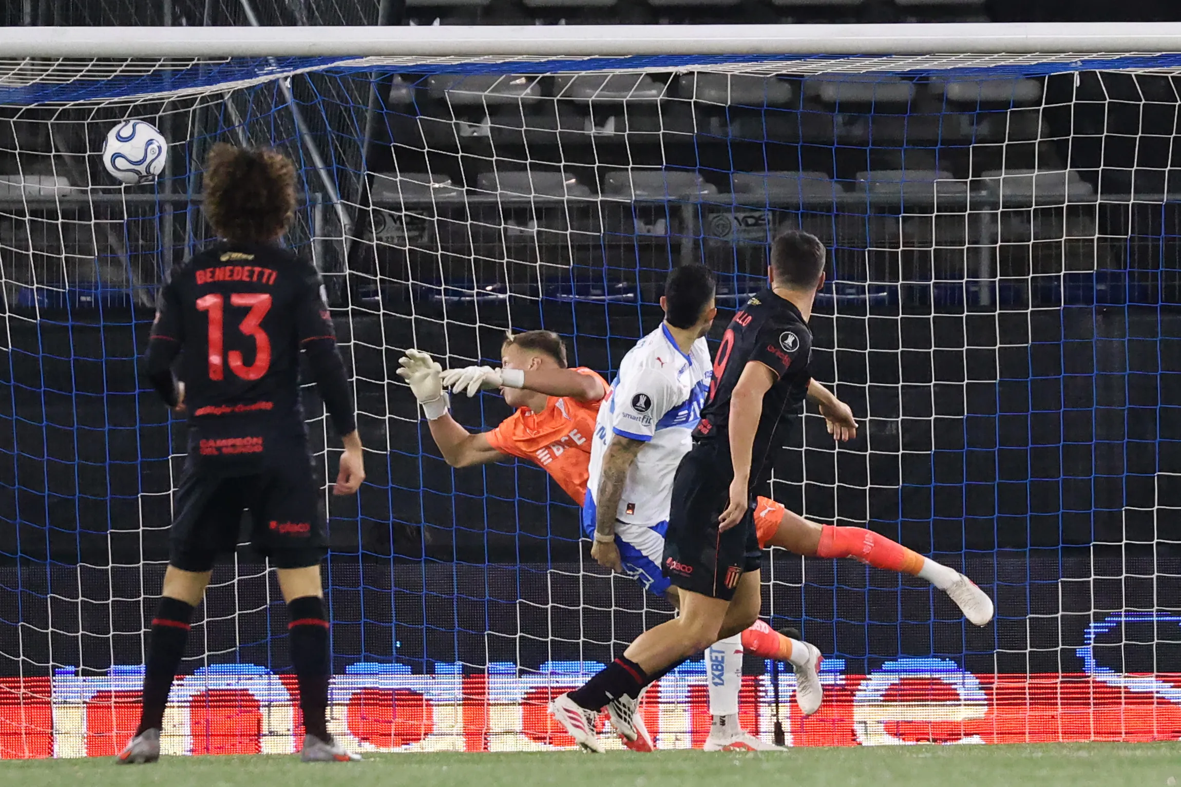 Guido Carrillo marcó el 2-0 parcial ante la Católica. También anotó el tercero. (Dragomir Yankovic/Photosport).