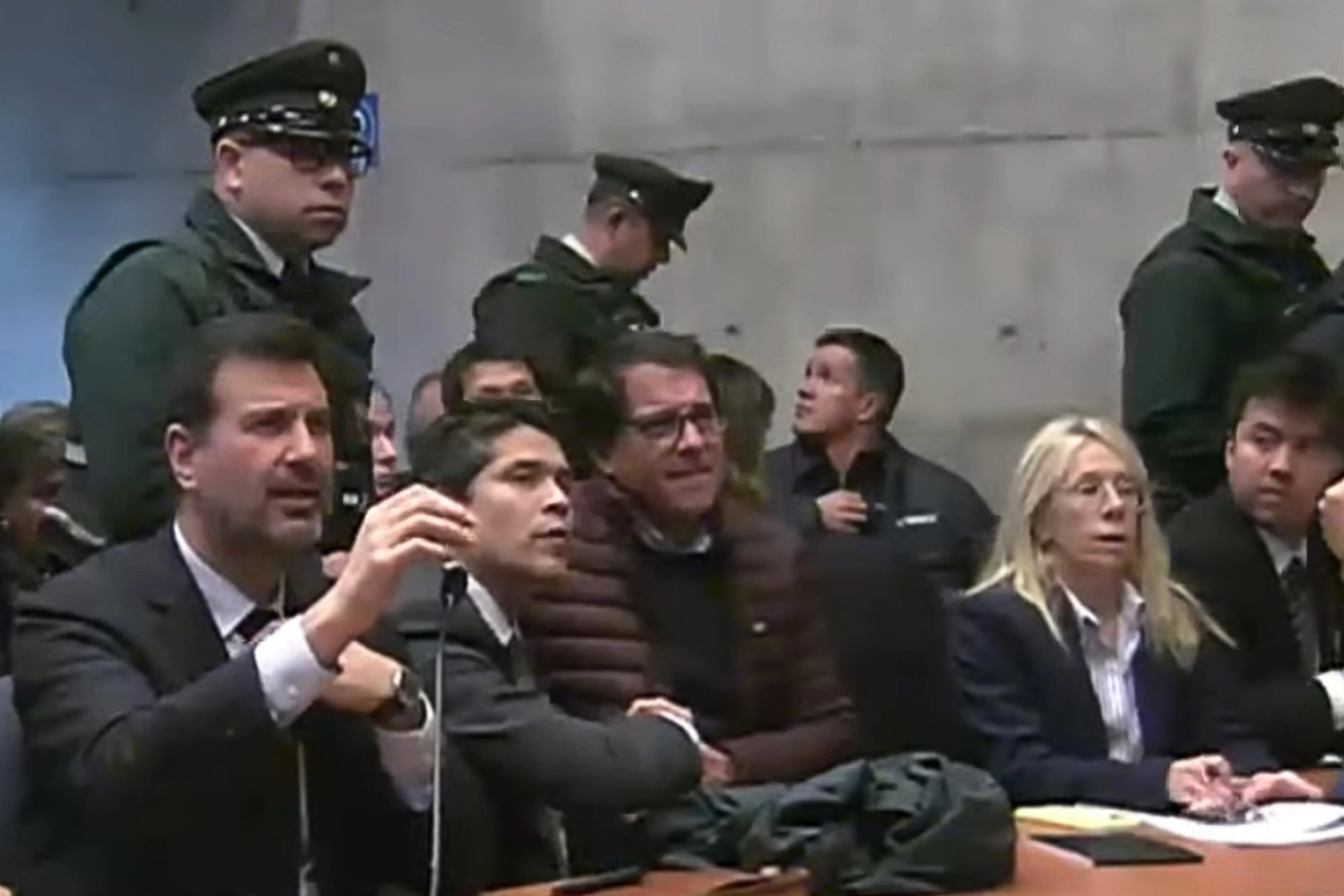 El momento en que Michael Clark es llevado a la prisión preventiva en la formalización del Caso Sartor.Foto: Captura de transmisión de Poder Judicial TV vía Aton Chile