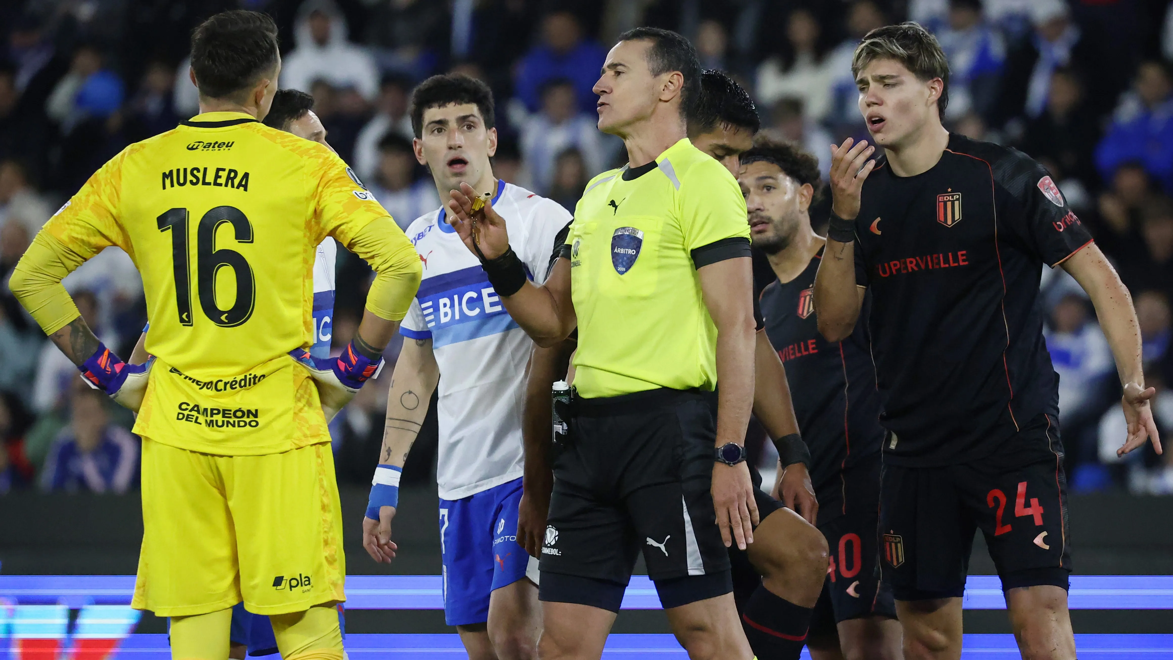 Fernando Muslera tuvo una polémica con el árbitro Roldán.