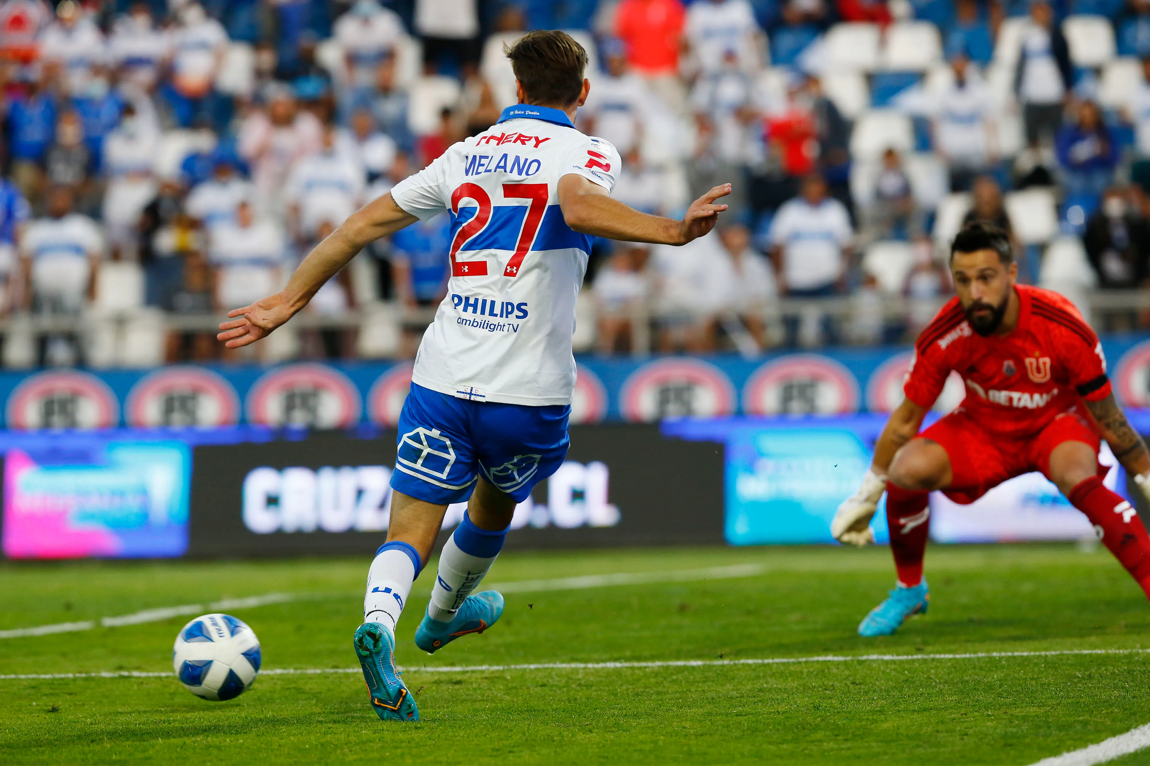 Lucas Melano en acción por Universidad Católica. (Marcelo Hernandez/Photosport).