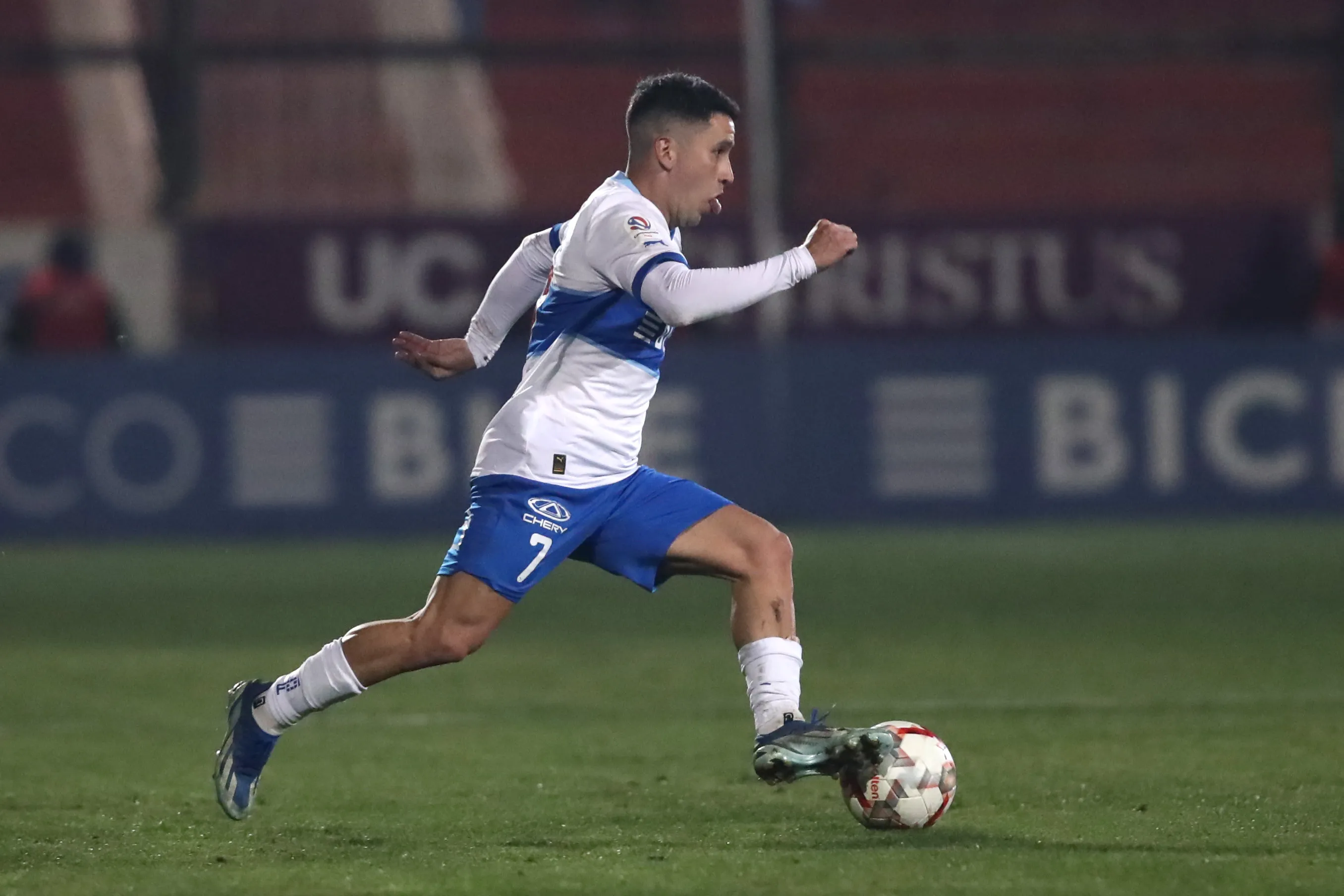 Joaquín Torres en acción por la Universidad Católica. (Jonnathan Oyarzun/Photosport).