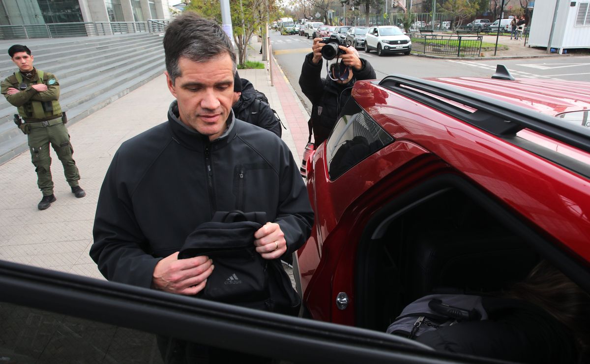 Genios: compañía telefónica festina con meme de Michael Clark esposado y desata risotadas hasta en U de Chile