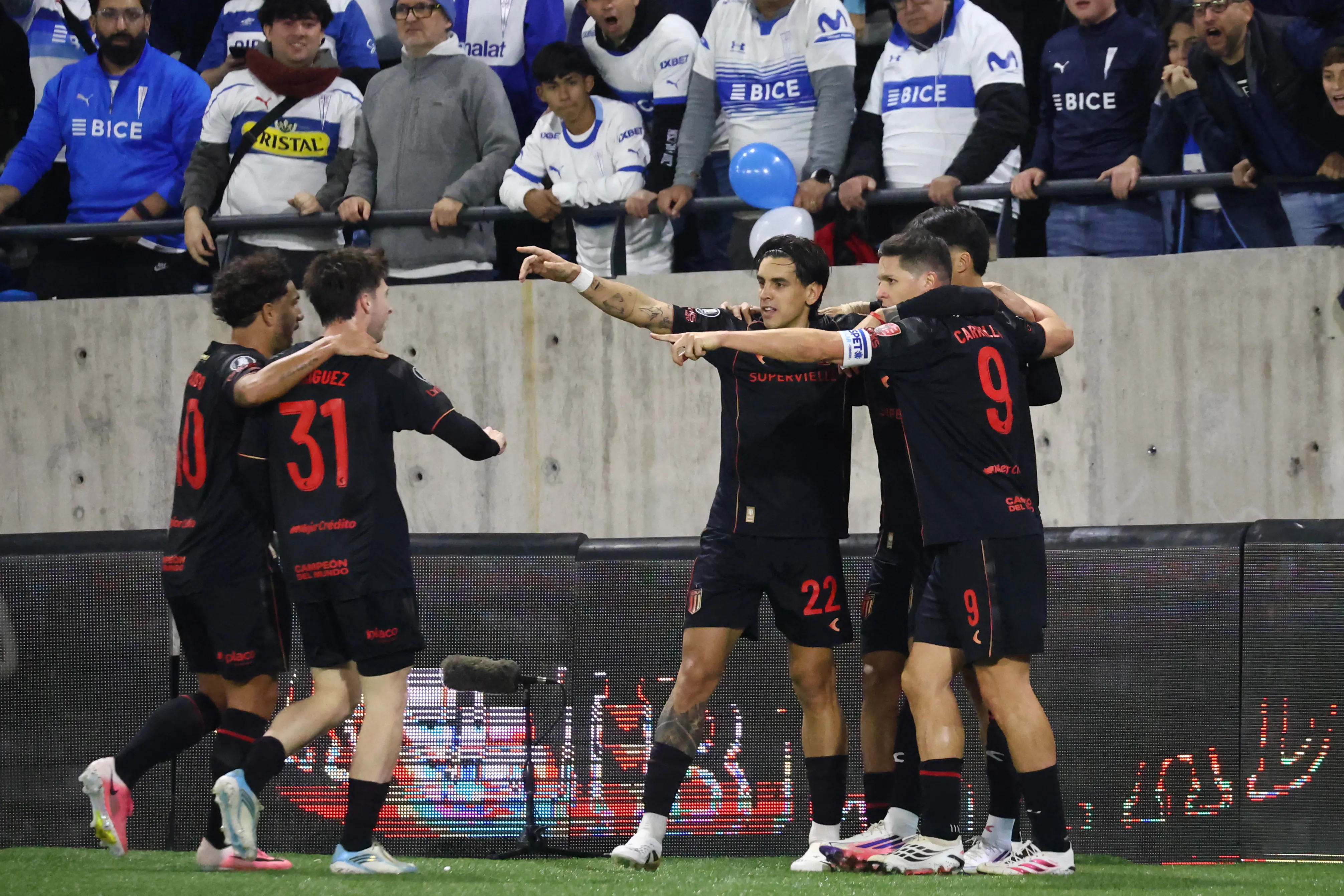 Baltasar Rodríguez se suma al festejo de Guido Carrillo, Joaquín Correa y Alexis Castro. (Dragomir Yankovic/Photosport).