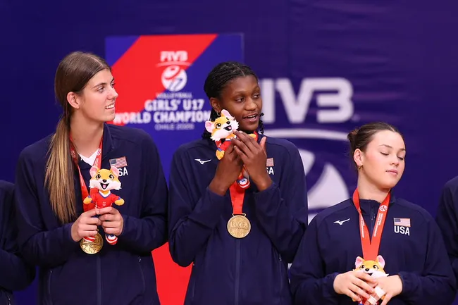 Kari Knotts (al centro) fue elegida la MVP del torneo