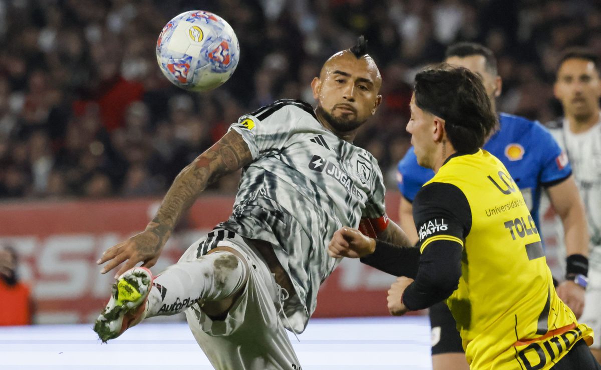 Las formaciones que prueba Colo Colo para el Superclásico: duda en Vidal y alerta con Vozinha