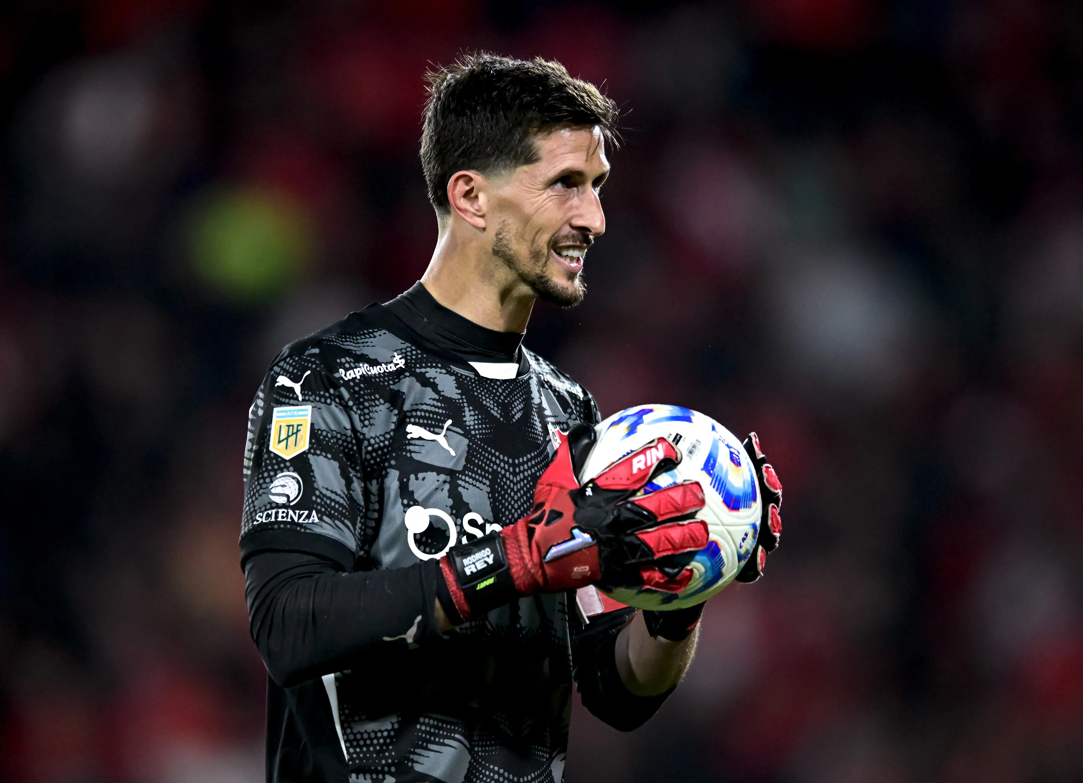 Rodrigo Rey en acción por Independiente de Avellaneda. (Marcelo Endelli/Getty Images).