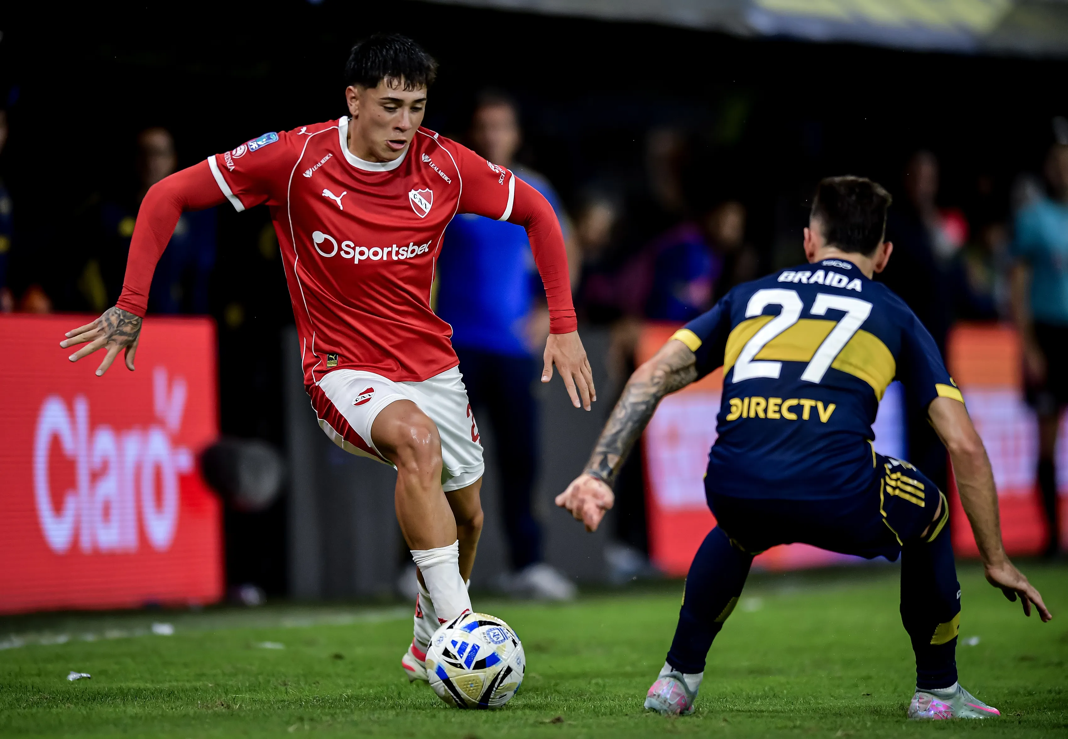 Maximiliano Gutiérrez en acción ante Boca Juniors frente a la marca de Malcom Braida. (Marcelo Endelli/Getty Images).