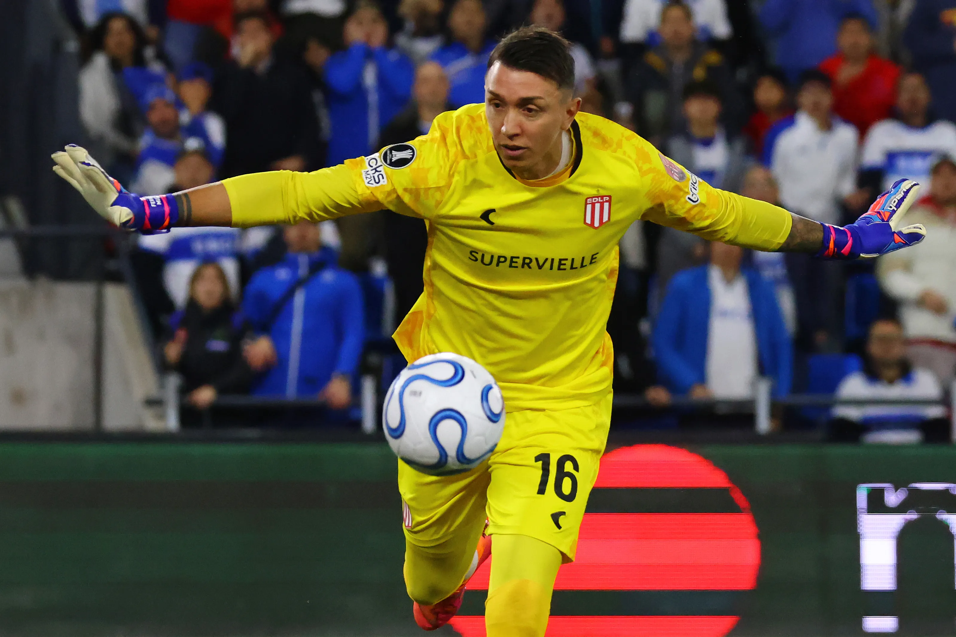Fernando Muslera en acción durante la revancha ante los Cruzados. (Marcelo Hernández/Getty Images).