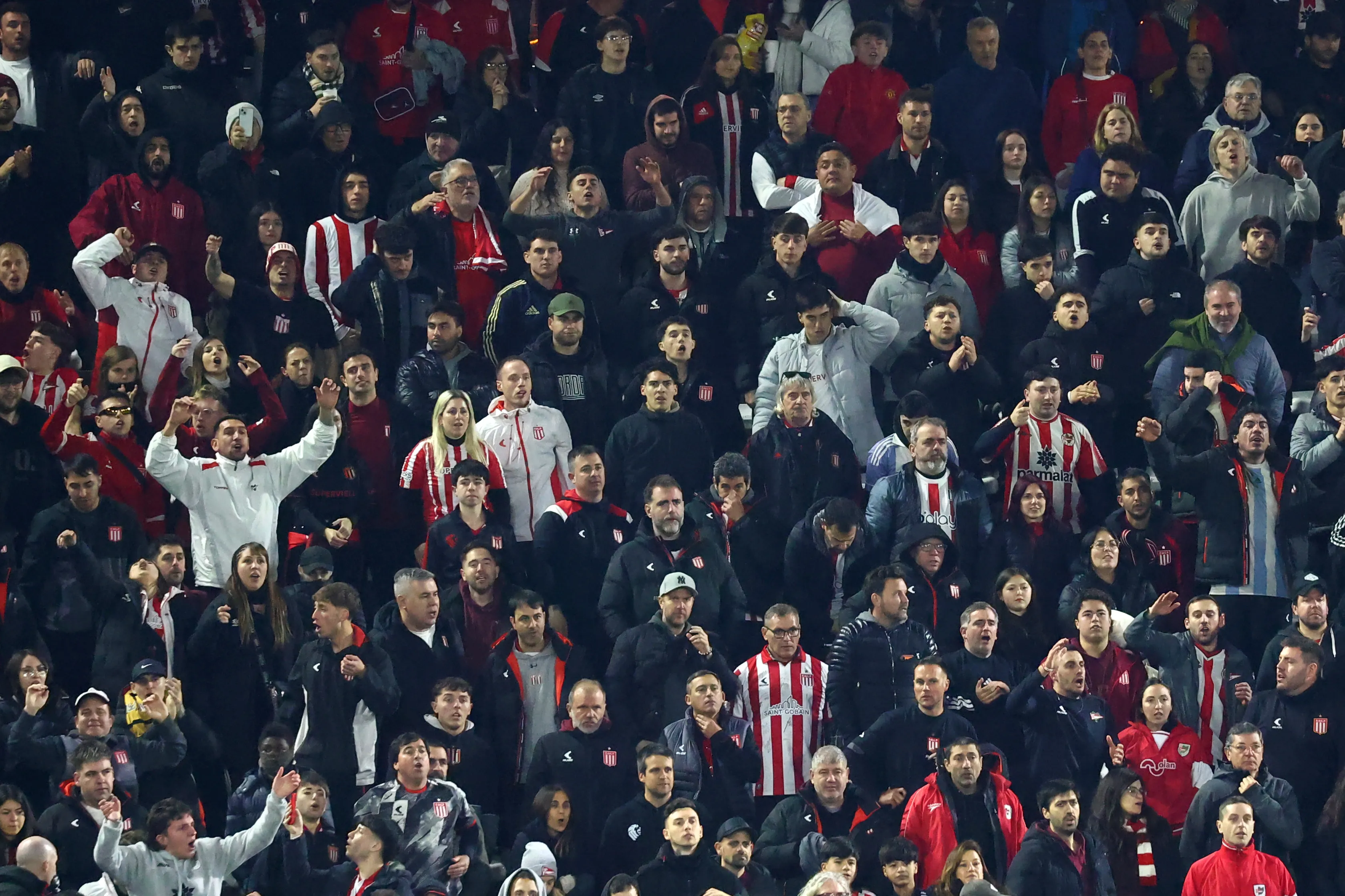 Así celebró la gente de Estudiantes en el Claro Arena. (Dragomir Yankovic/Photosport).
