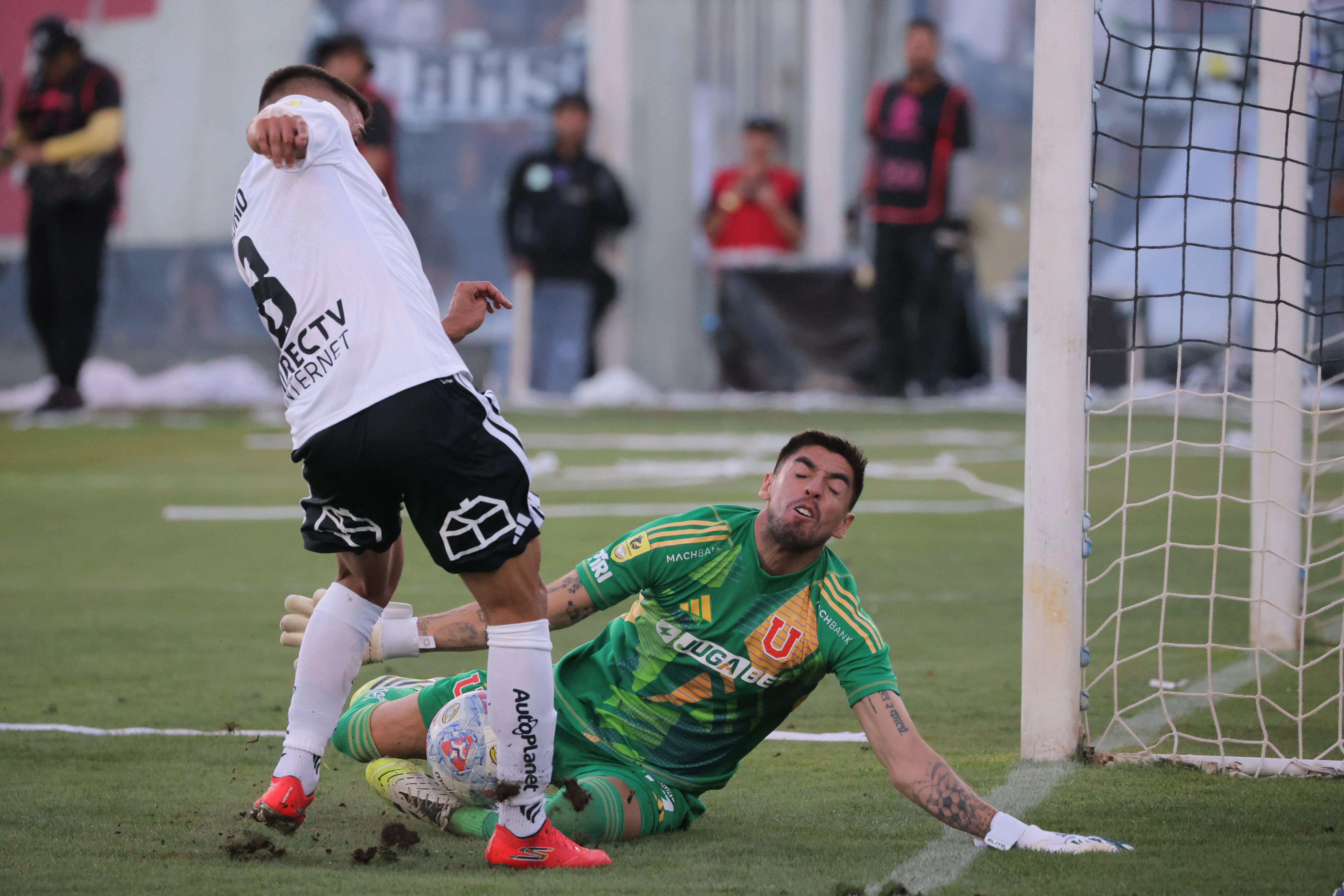 Castellón atajó en el Superclásico del primer semestre: U de Chile venció 1-0 a Colo Colo en el Monumental con gol de Matías Zaldivia. (Luis Quinteros/Photosport).