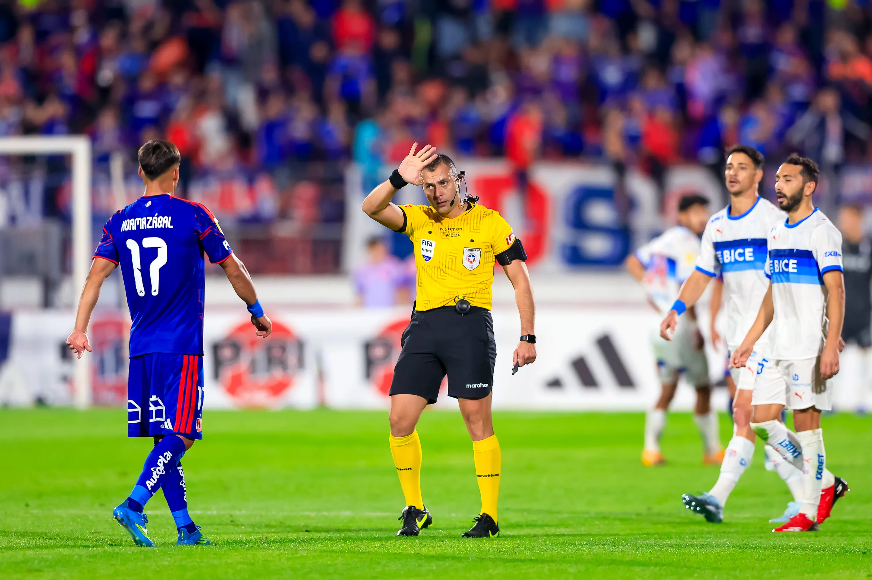 En la cintura de Diego Flores se puede apreciar la RefCam que se dispuso para el Clásico Universitario que ganó la U con gol del Gato Lucero. (Pepe Alvujar/Photosport).