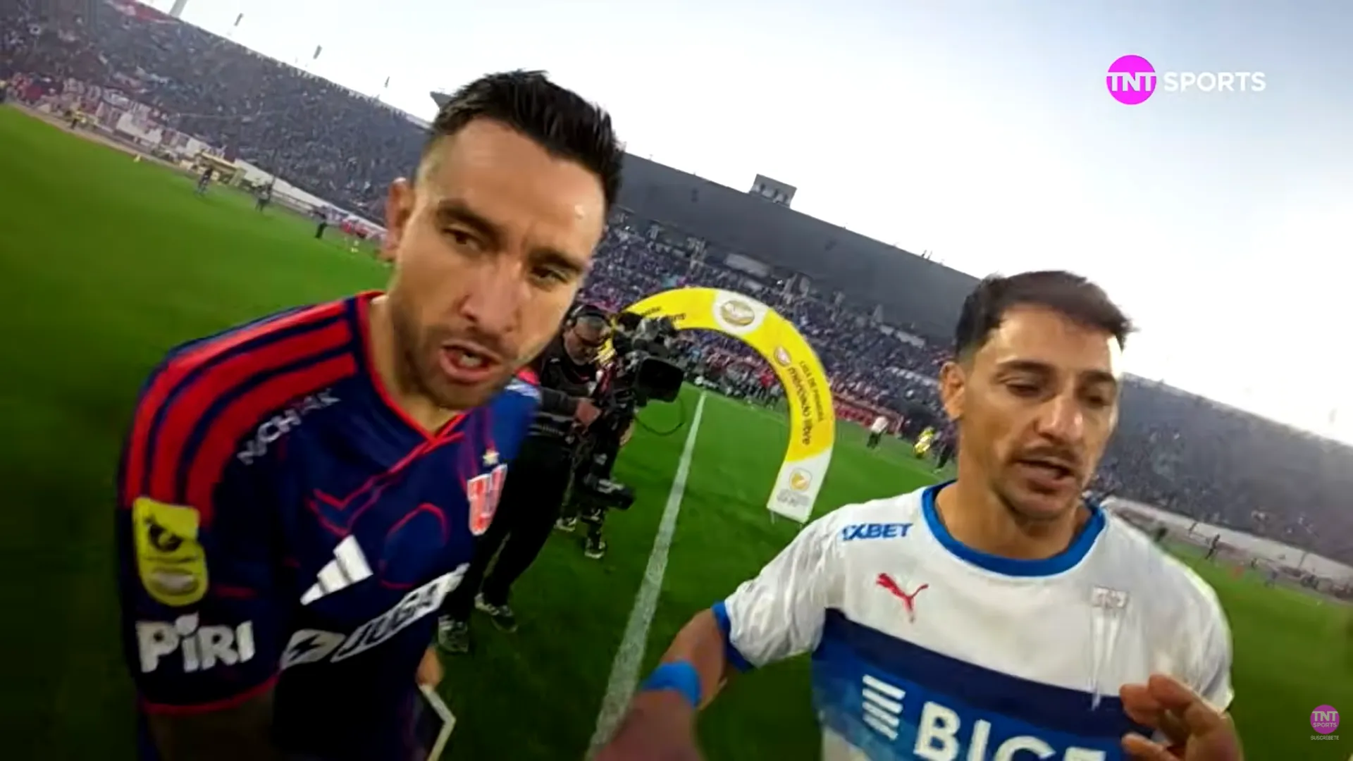 Así se veía la RefCam de Diego Flores en el Clásico Universitario. (Captura TNT Sports).