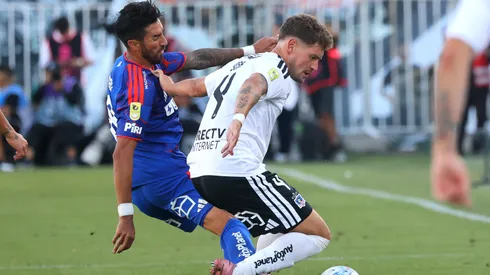 Joaquín Sosa lucha con el Gato Lucero, autor de la asistencia a Zaldivia en el triunfo azul sobre Colo Colo en el Monumental durante el primer semestre de 2026.