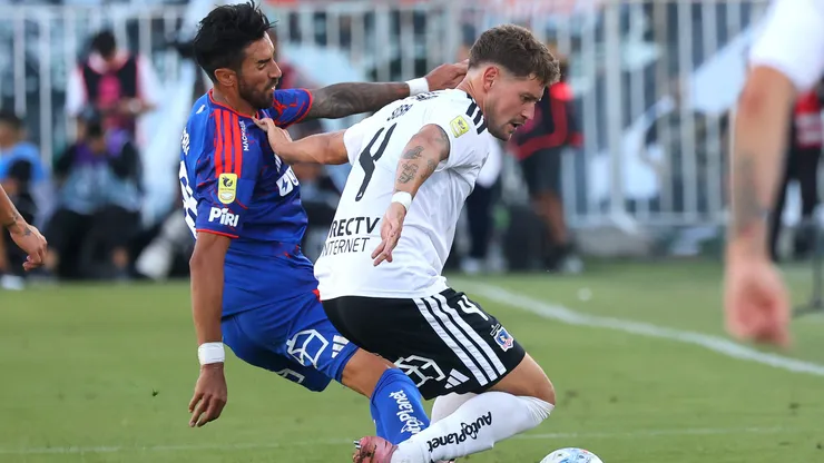 Joaquín Sosa lucha con el Gato Lucero, autor de la asistencia a Zaldivia en el triunfo azul sobre Colo Colo en el Monumental durante el primer semestre de 2026.