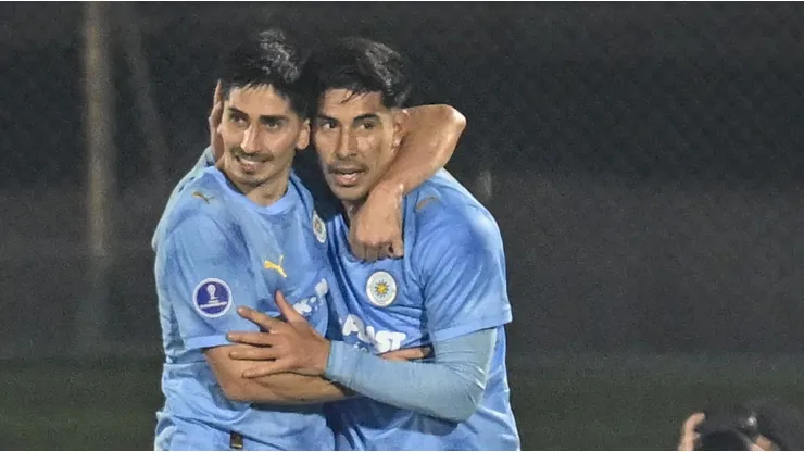 Salomón Rodríguez celebra con su asistidor en el primer tanto que le anotó a Tigre.