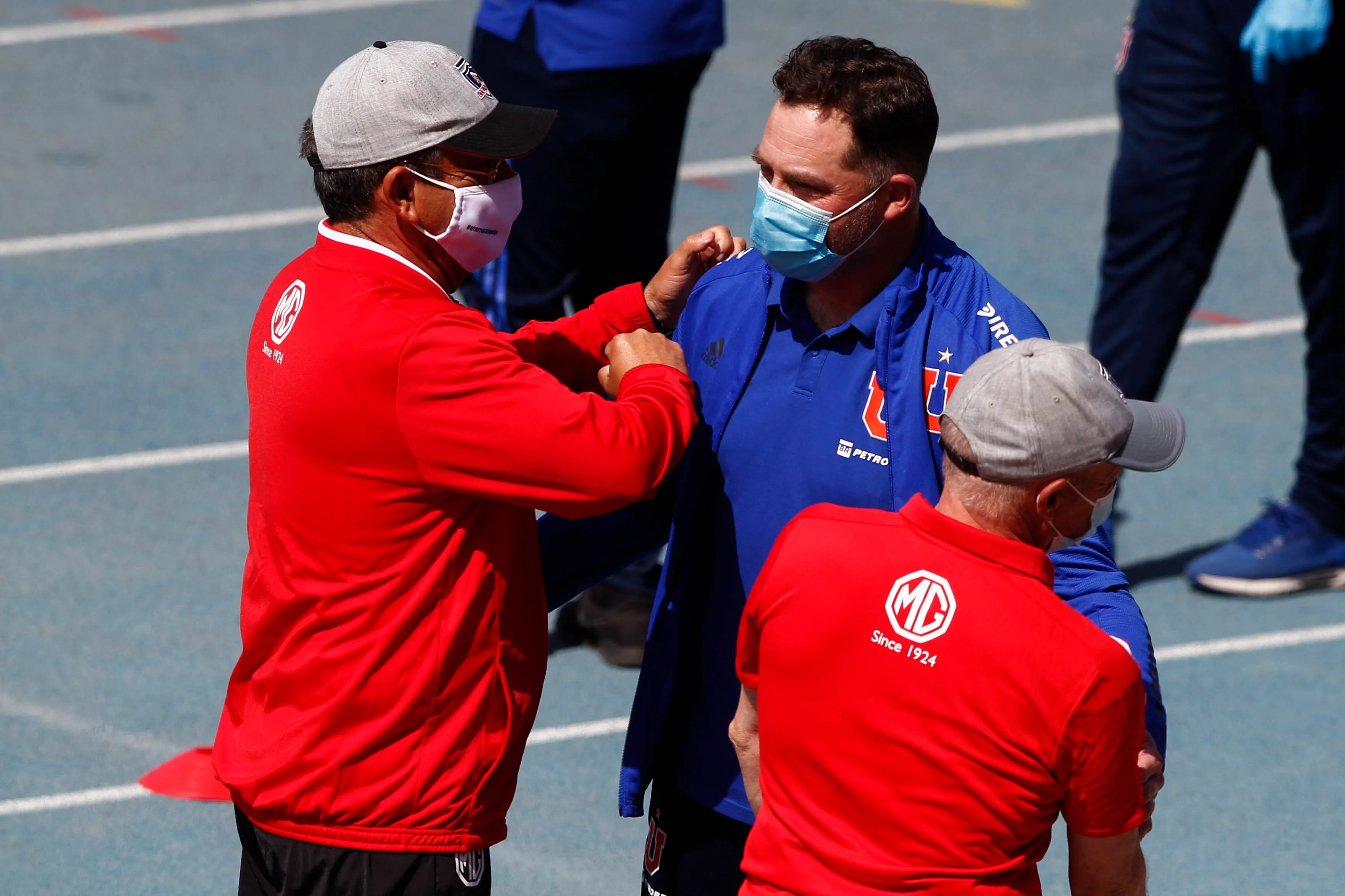 Gualberto Jara y Hernán Caputto en los minutos previos a un Superclásico. (Felipe Zanca/Photosport).