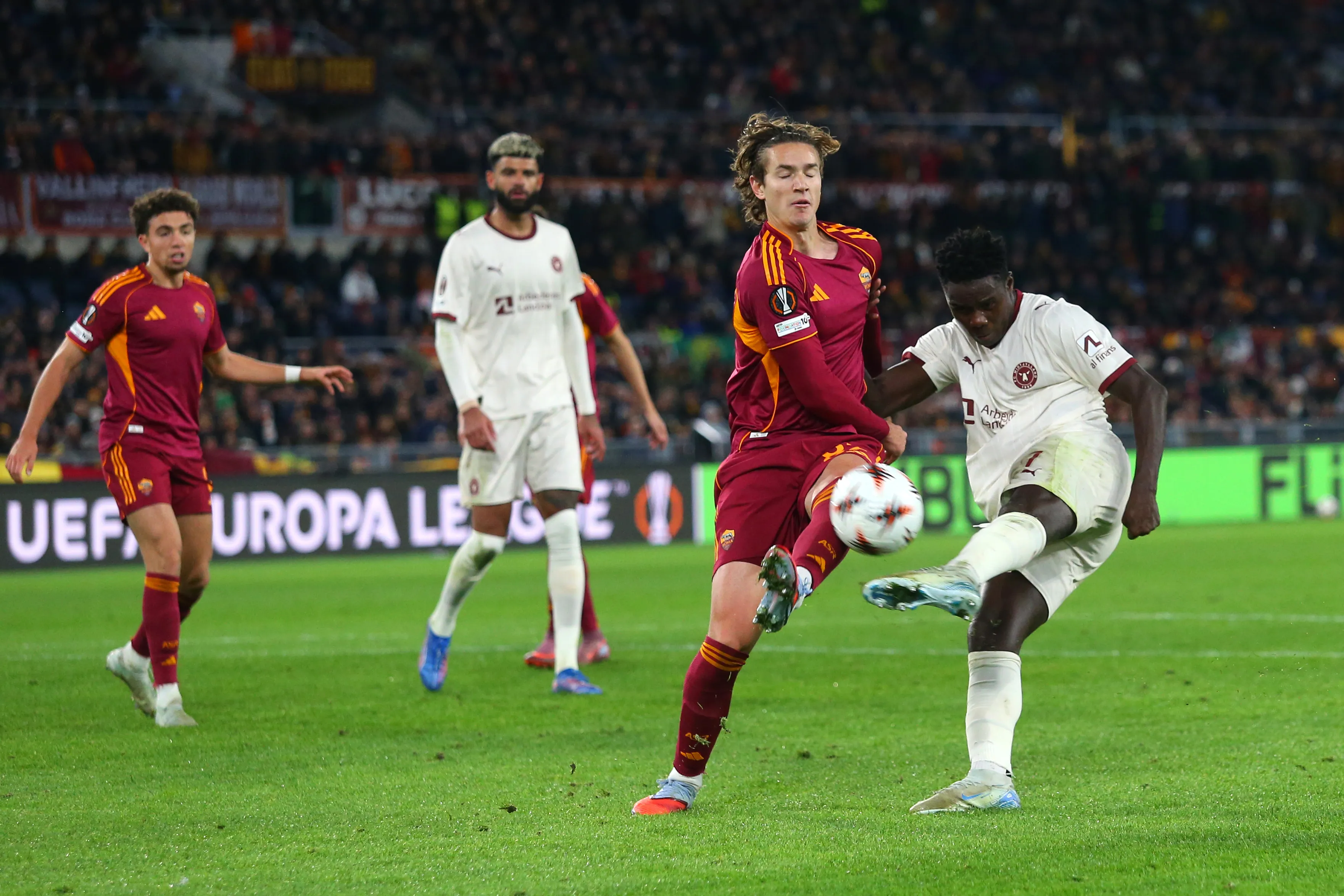 Franculino Djú intenta un remate ante la AS Roma de Italia. (Paolo Bruno/Getty Images).