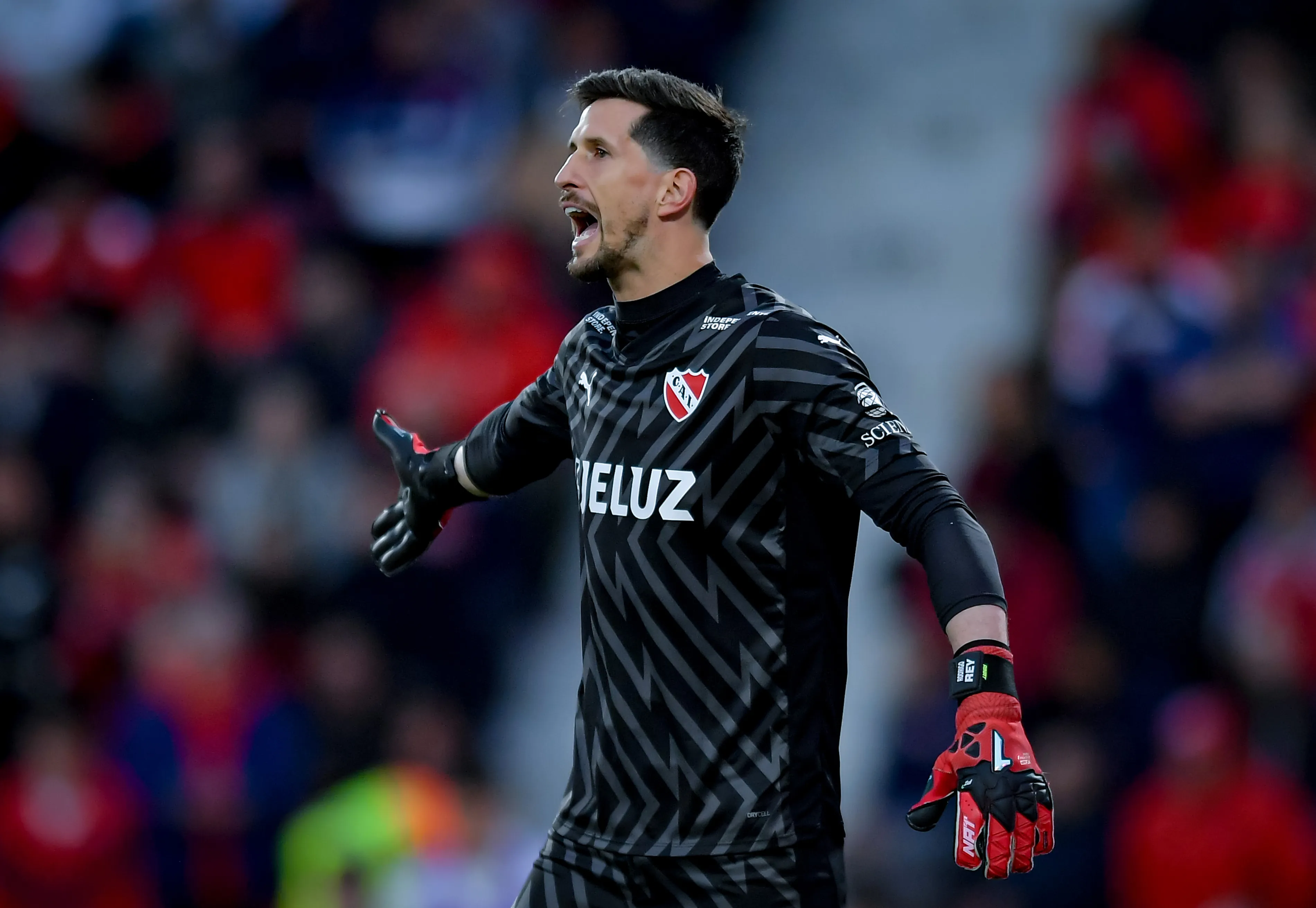 Rodrigo Rey fue elegido por Matheu como el arquero de Independiente en su breve interinato. (Marcelo Endelli/Getty Images).