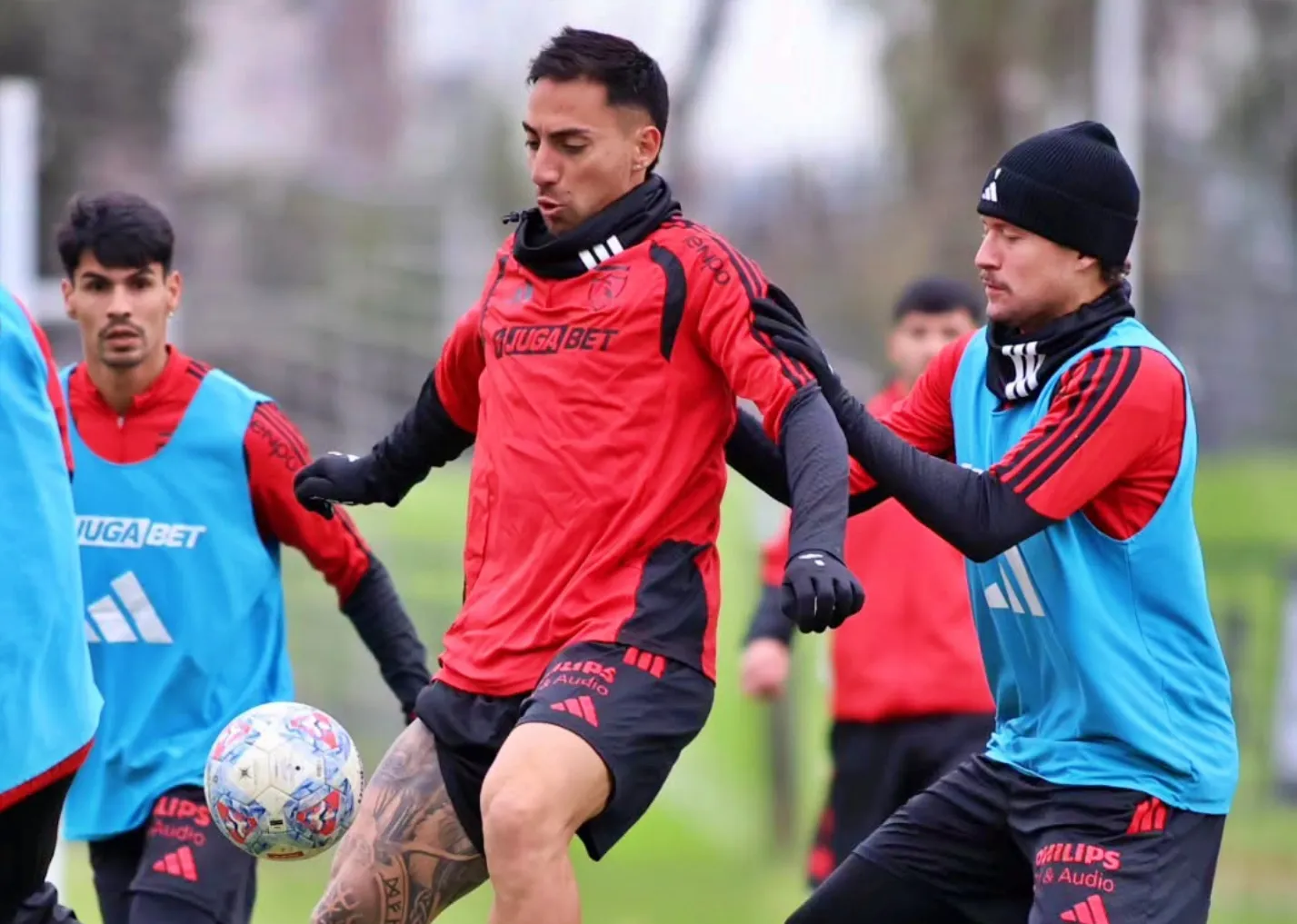Joaquín Sosa le dio una probadita a Javier Correa de como piensa jugar el domingo ante la U. | Foto: Colo Colo.