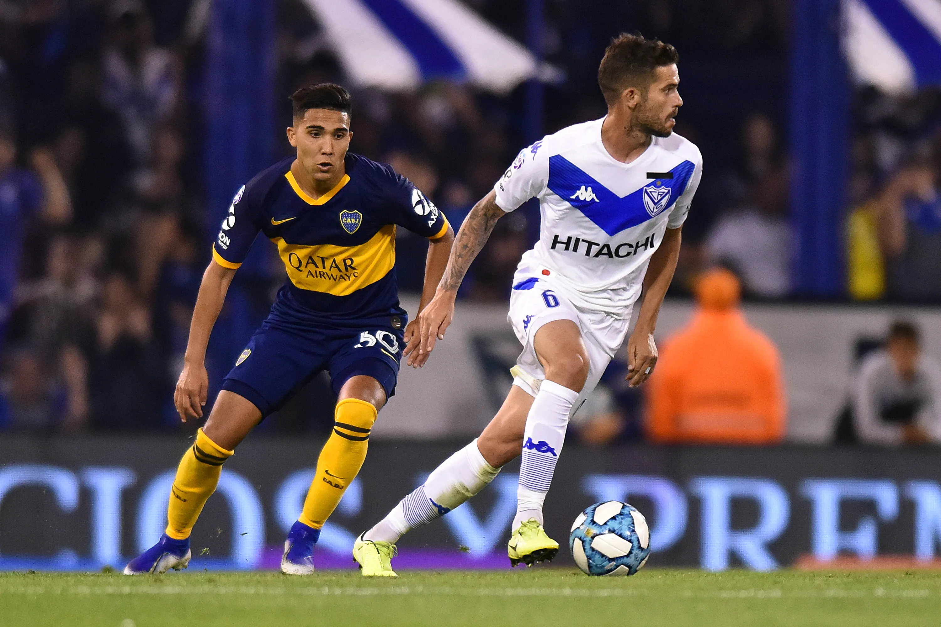 Fernando Gago en acción en Vélez Sarsfield, donde jugó con el Tigre Romero. (Amilcar Orfali/Getty Images).