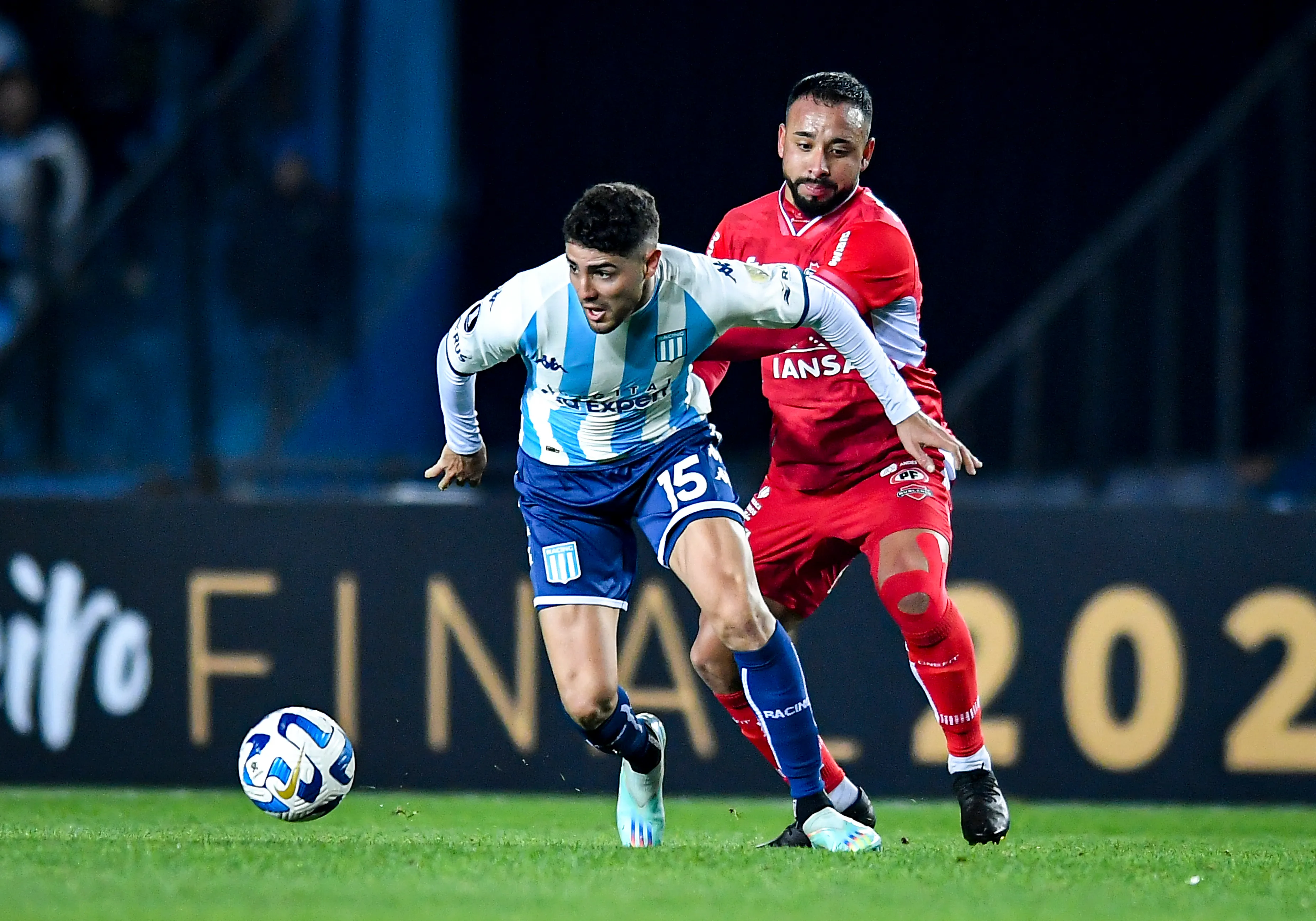 Maximiliano Romero enfrenta la marca de Bernardo Cerezo en un duelo entre Racing vs Ñublense por la Copa Libertadores. (Marcelo Endelli / Getty Images).