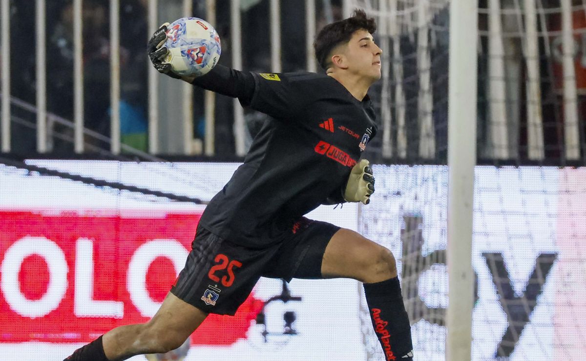 Tremendo respaldo del plantel de Colo Colo a Maureira antes del clásico: “Nos sacó de aprietos”