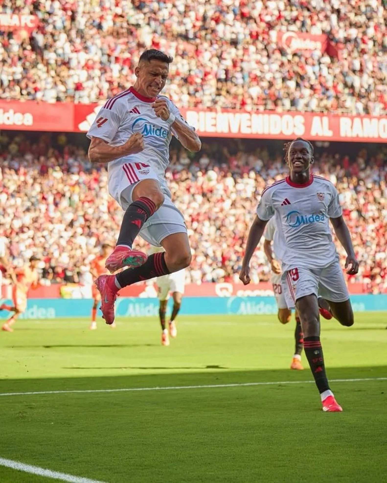 Alexis Sánchez celebra uno de sus goles en Sevilla