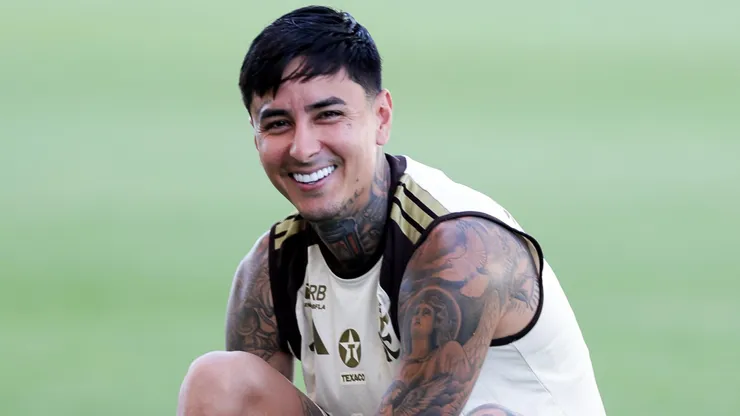 Sonríe el chileno con su nuevo contrato.