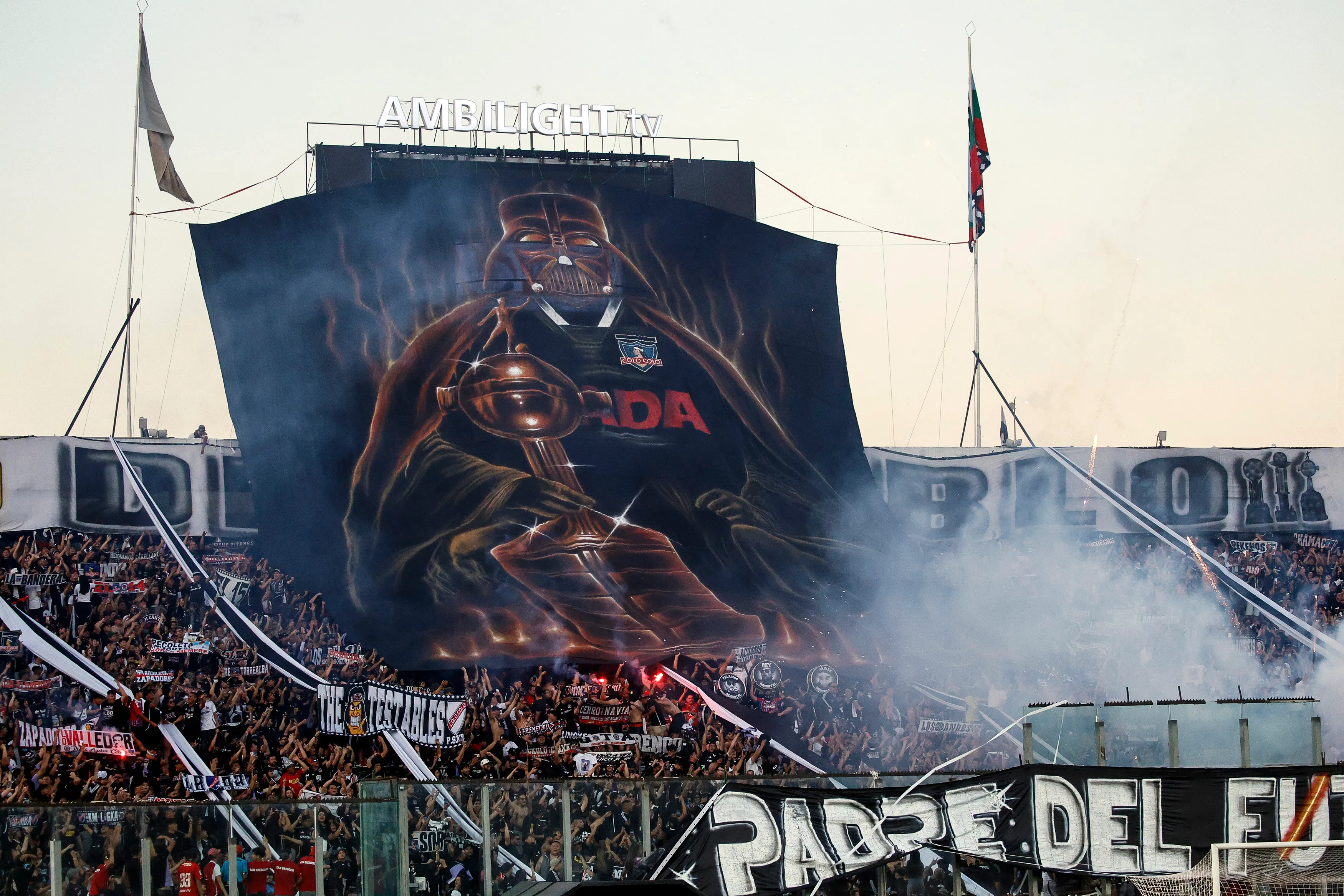 El lienzo que la hinchada de Colo Colo desplegó hace unos meses en el Monumental. ¿Será una respuesta lo que los hinchas de Universidad de Chile están preparando? | Foto: Photosport.