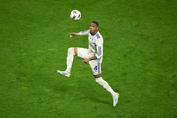 Arsenal ficha a Ezri Konsa por 69 millones de dólares