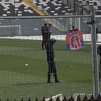 Polémica en arengazo: jugador se toma foto con bandera de la U