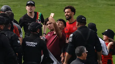 Vozinha con los hinchas en el arengazo de Colo Colo.