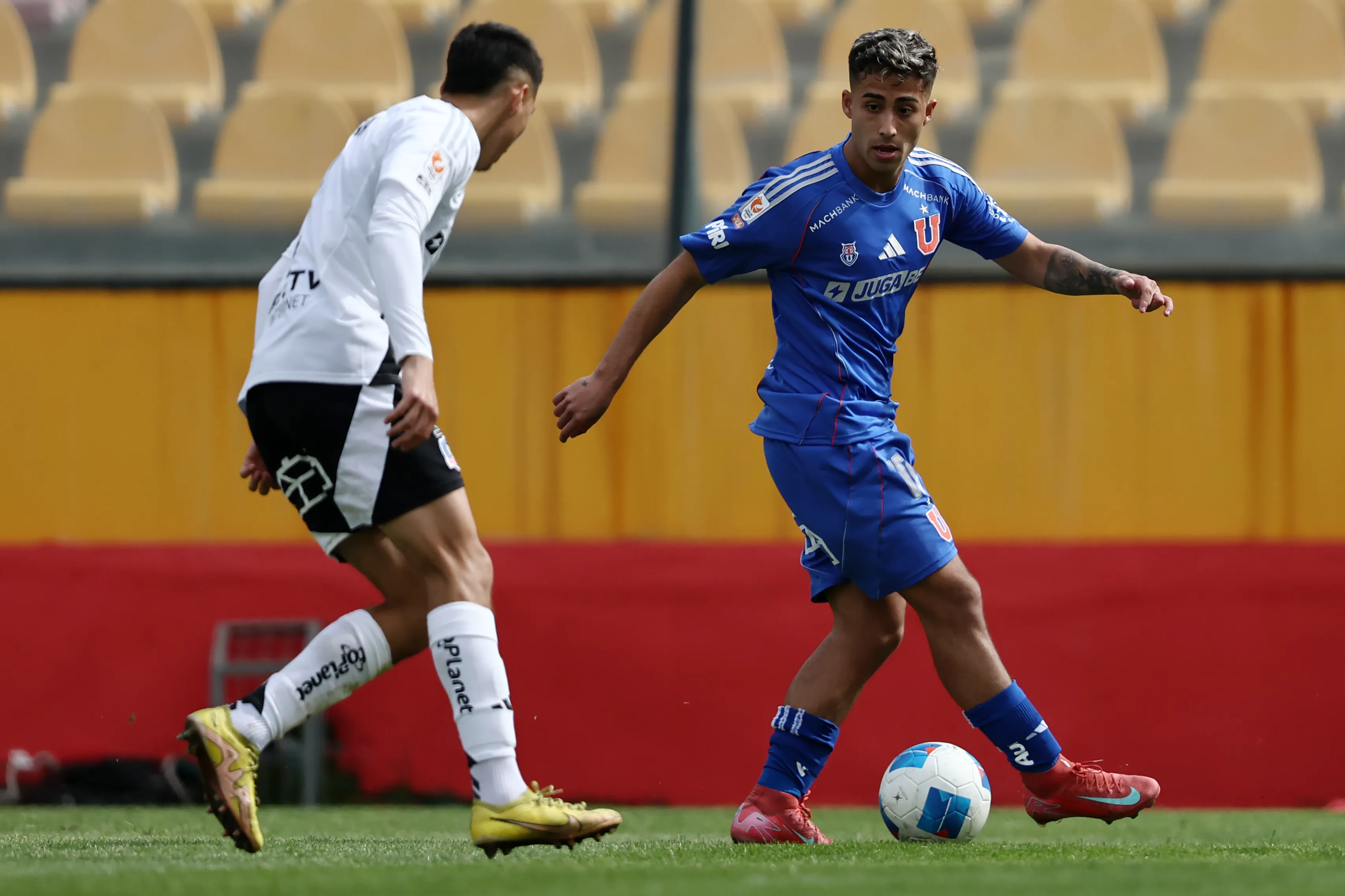 Lucas Assadi enfrenta a Jonathan Villagra, una imagen que no se verá en el Superclásico 200. (Javier Torres/Photosport).