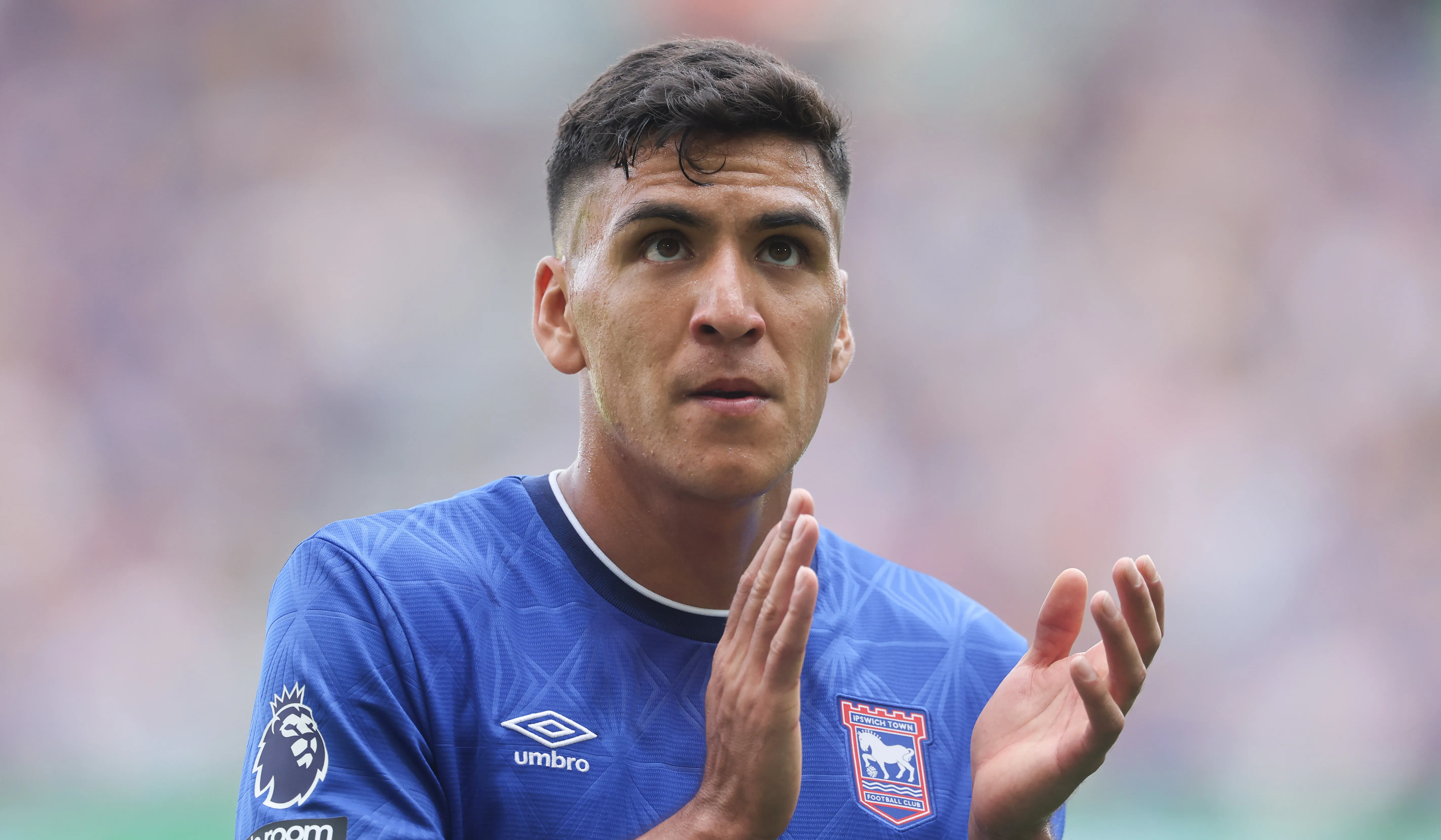 Marcelino Núñez tuvo un buen estreno en la Premier League. (Richard Pelham/Getty Images).