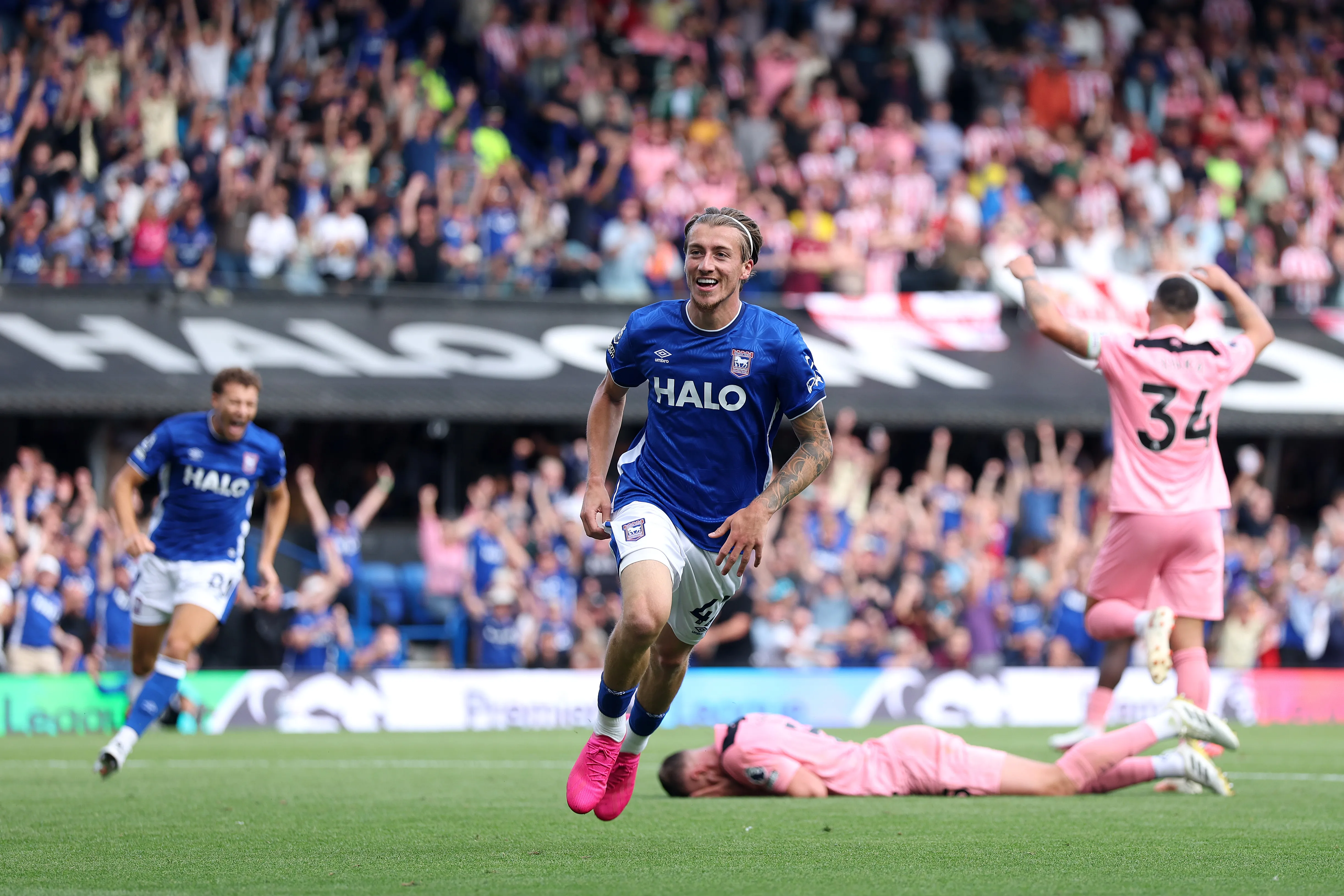 Así festejó Clarke el triunfo que hizo reír a todo el Ipswich Town. (Richard Pelham/Getty Images).