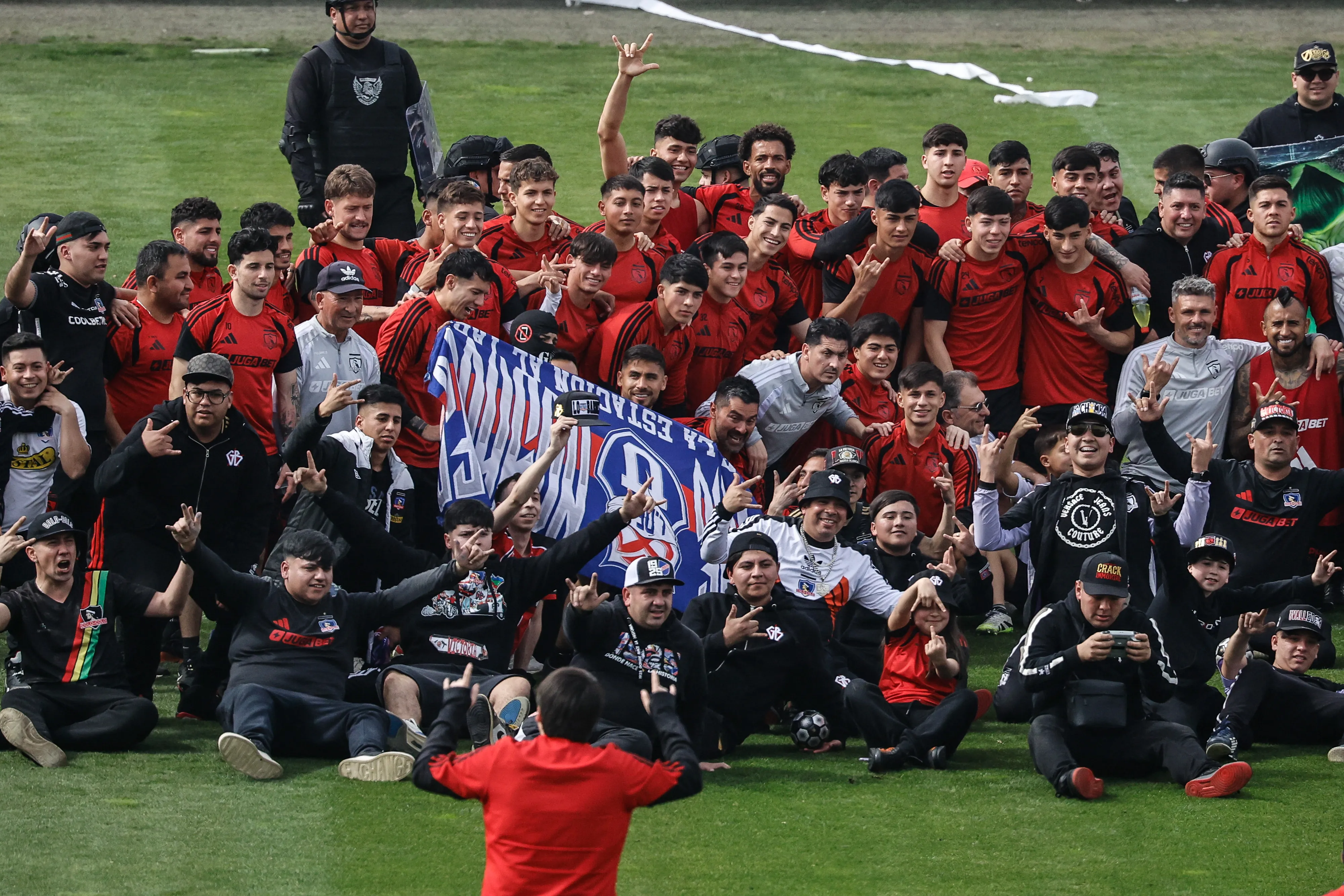 Esa bandera de Universidad de Chile fue la que utilizó Diego Ulloa para la polémica fotografía. (Diego Martin/Photosport).