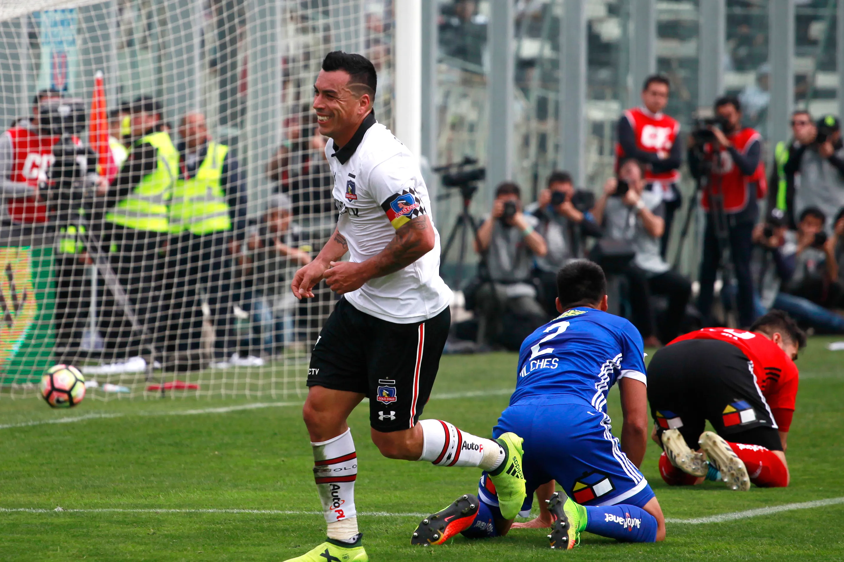 Esteban Paredes celebra uno de los tres goles que convirtió en el Torneo Transición 2017. (Christian Zapata/Photosport).