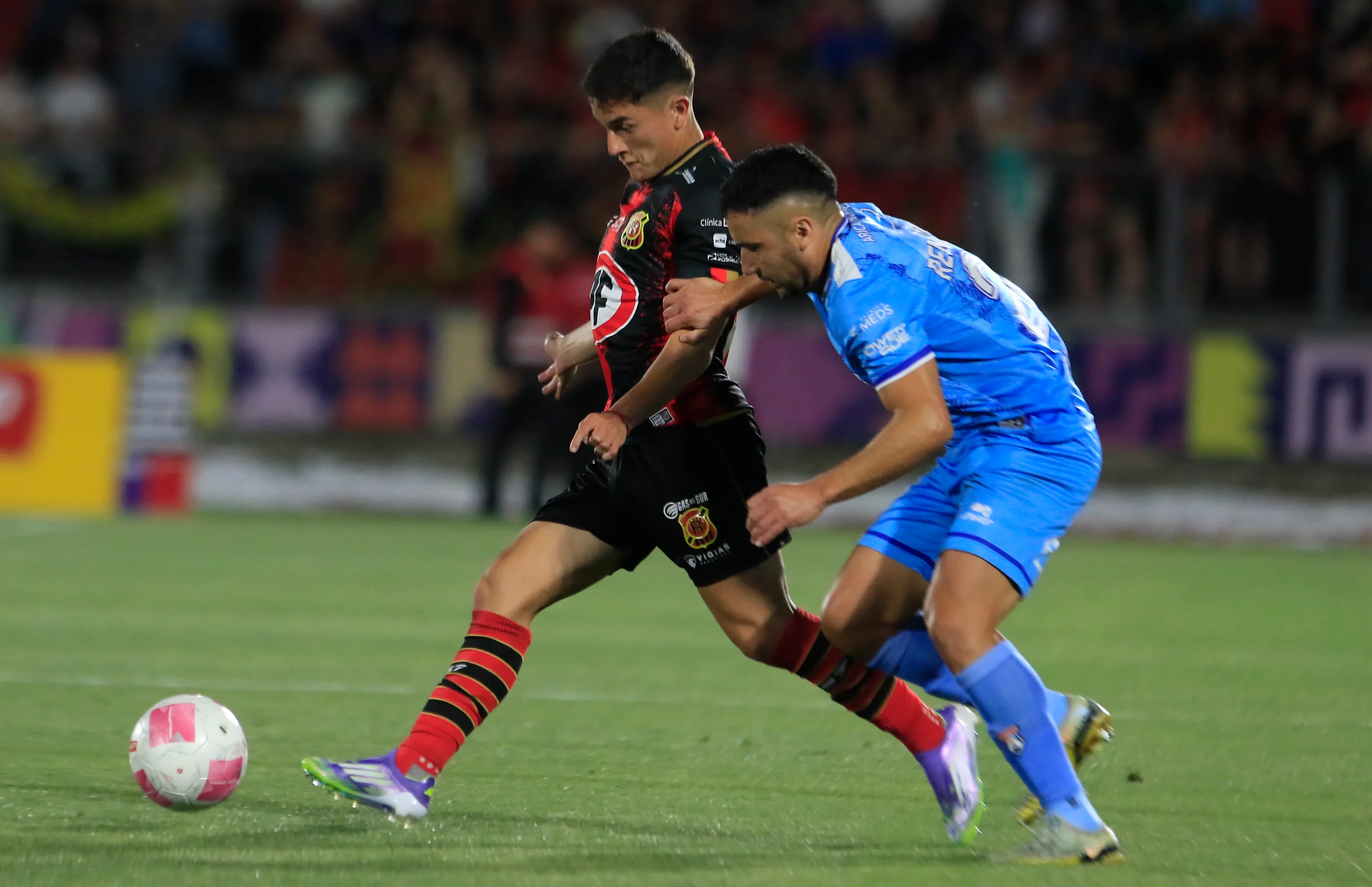 Agustín Mora en acción ante San Marcos de Arica en la Primera B del año pasado. (Jose Robles/Photosport).