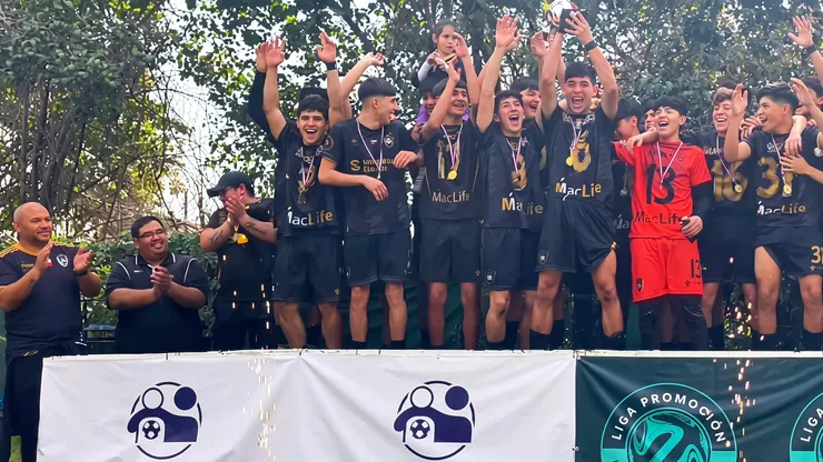 Sebastián Roco (izquierda) aplaude a los niños campeones de su academia