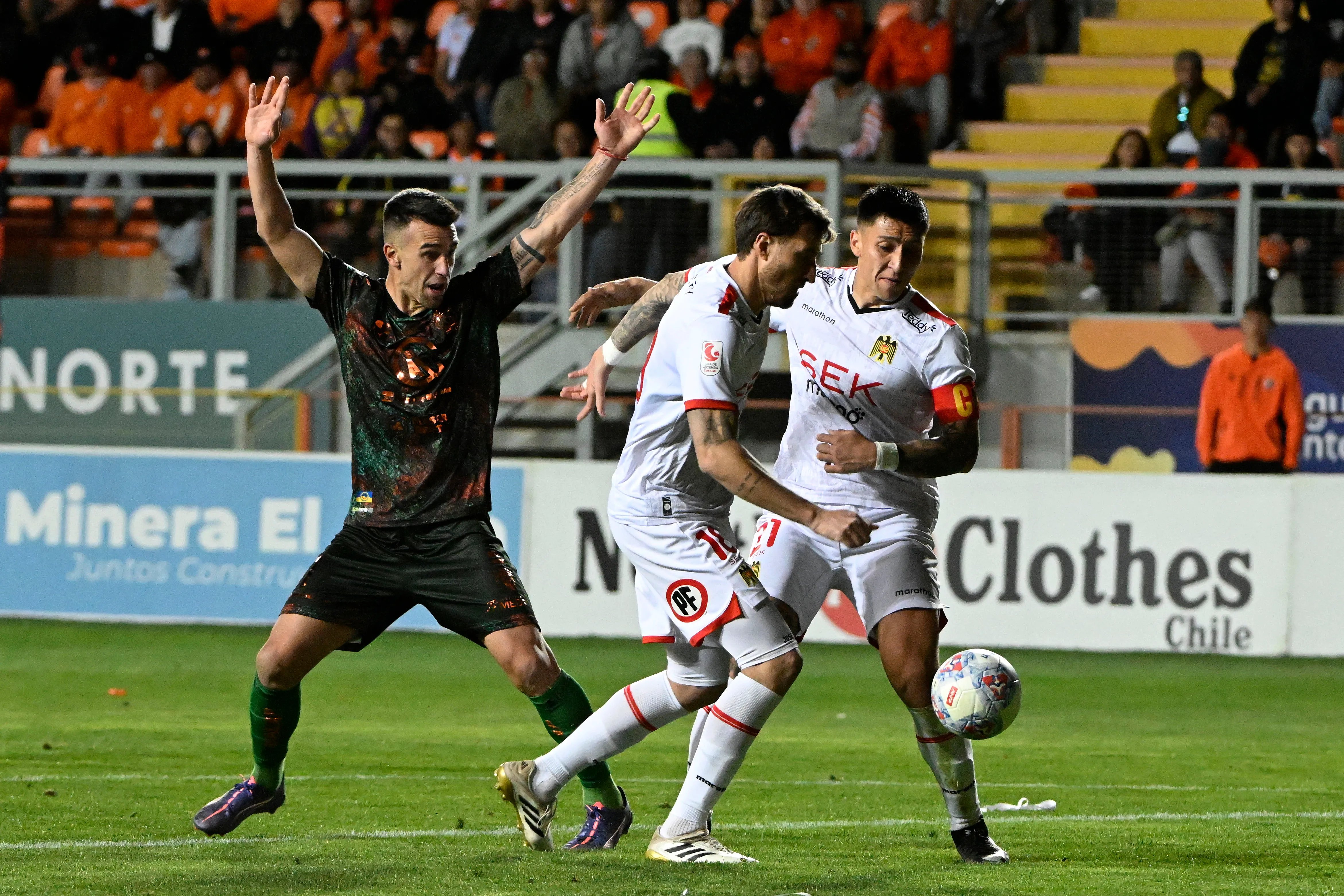 Gotti protesta la mano dentro del área, pero no fue sancionada ni con el VAR. (Pedro Tapia/Photosport).