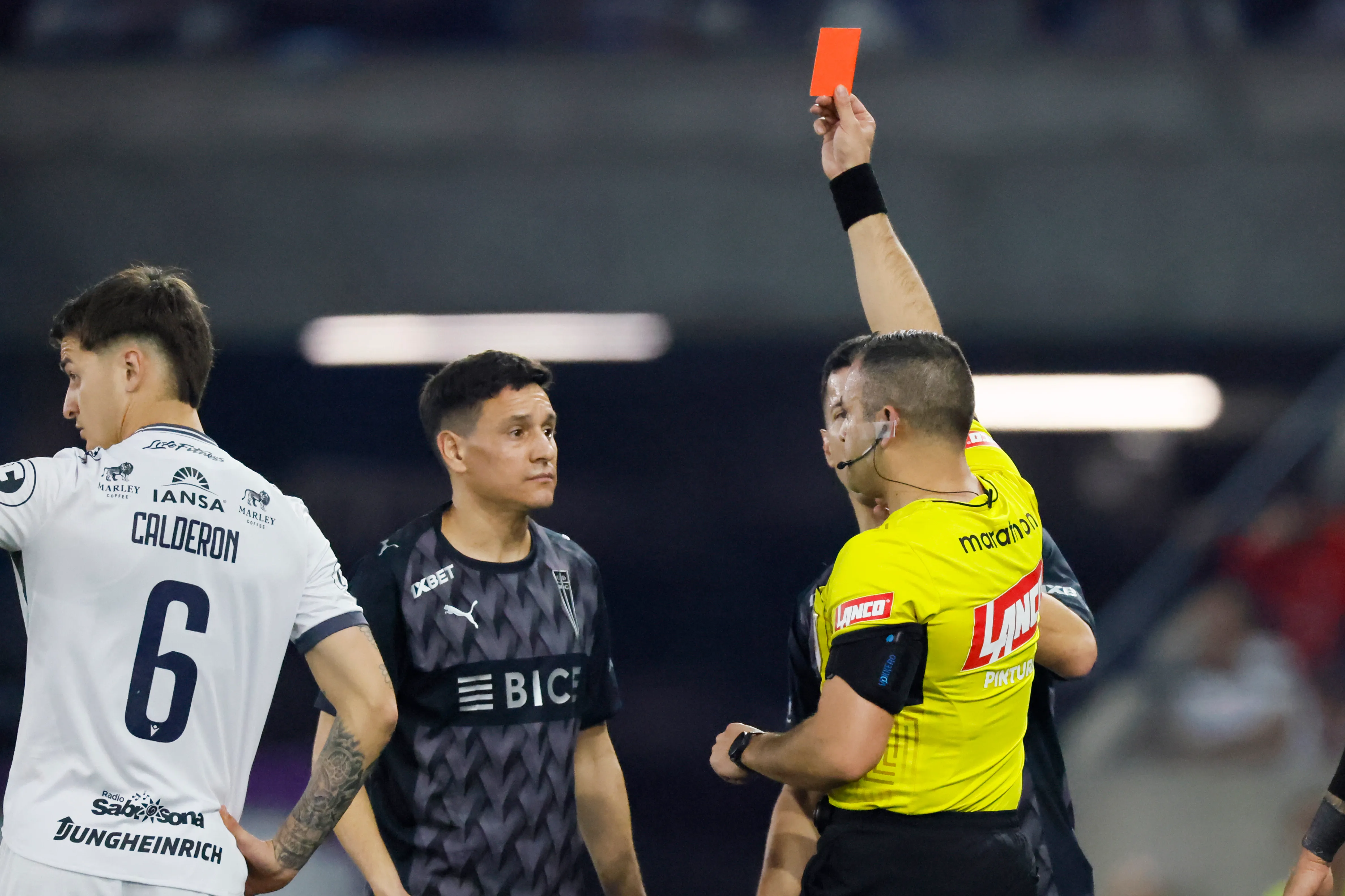 Fernando Zuqui puso esa cara con la tarjeta roja directa. (Andrés Pina/Photosport).