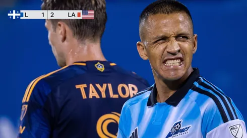 Alexis Sánchez tuvo un tiro libre inmediatamente después de la expulsión del golero rival. Pero no acertó.