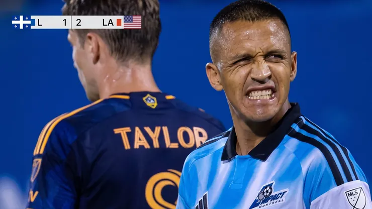 Alexis Sánchez tuvo un tiro libre inmediatamente después de la expulsión del golero rival. Pero no acertó.