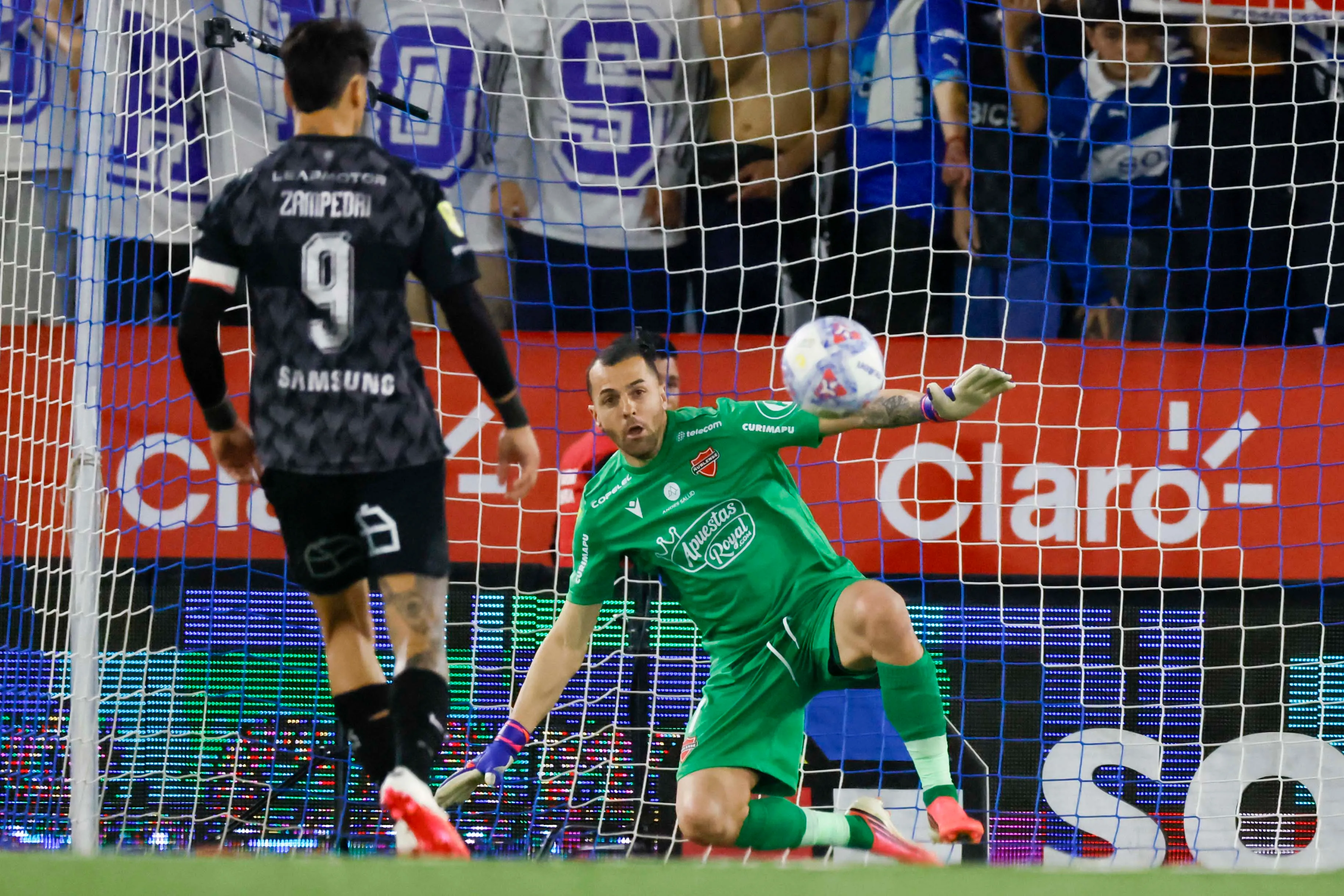 El hermoso penal que ejecutó Zampedri, quien engañó totalmente a Nicola Pérez. (Andrés Piña/Photosport).