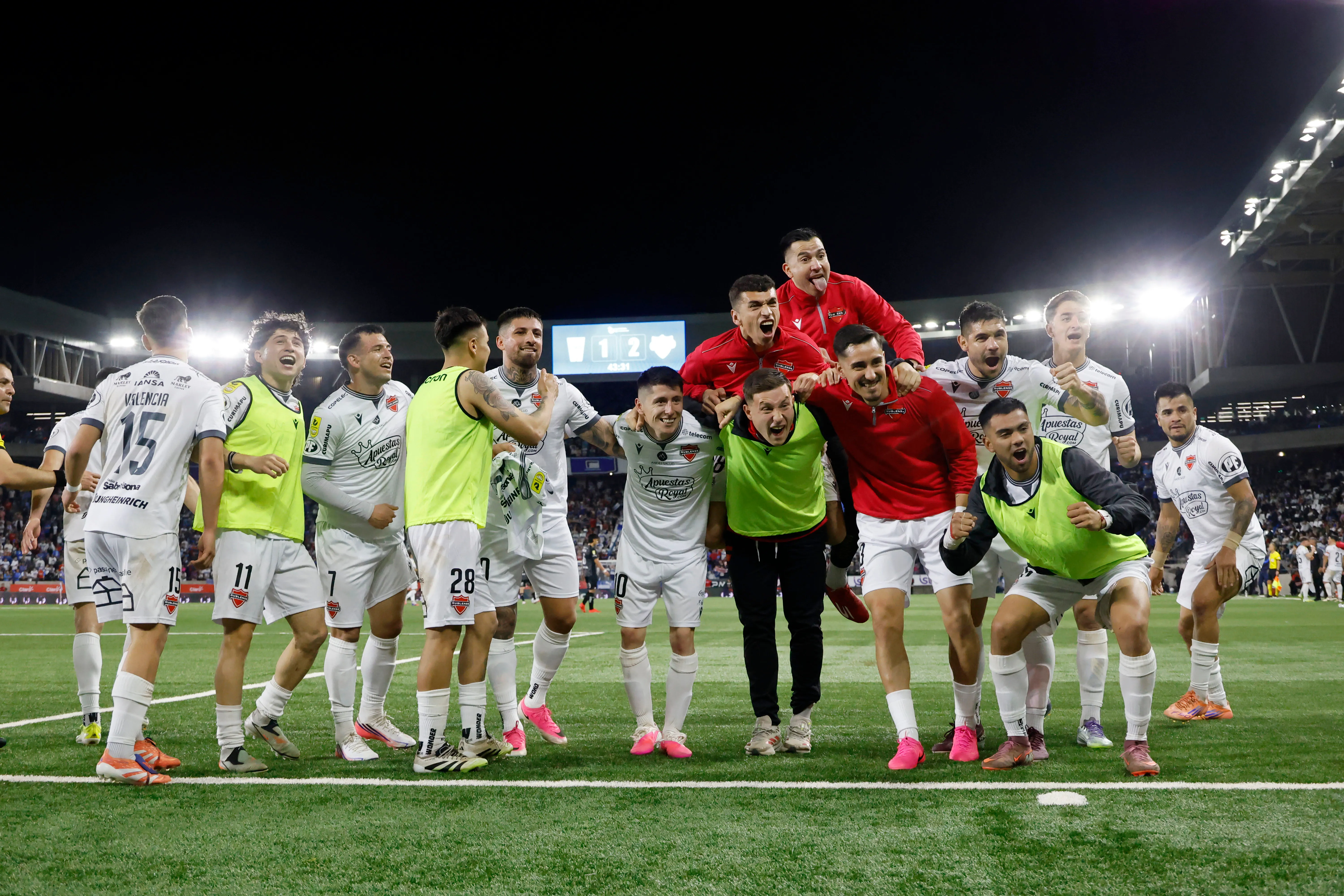 Así celebró Ñublense en el Claro Arena tras vencer a los Cruzados. (Andrés Piña/Photosport).